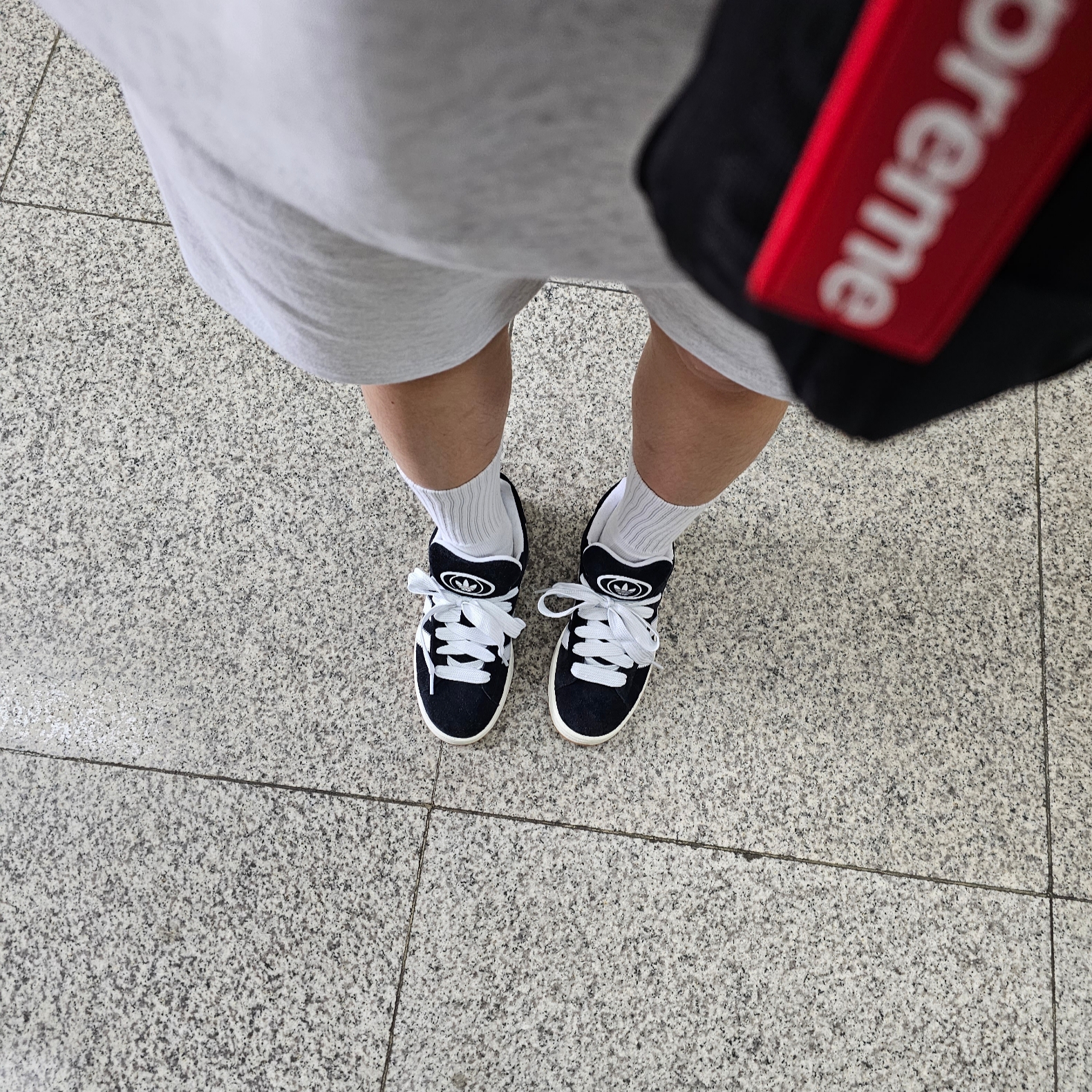 Adidas Campus 00s Core Black Cloud White 착용 스타일