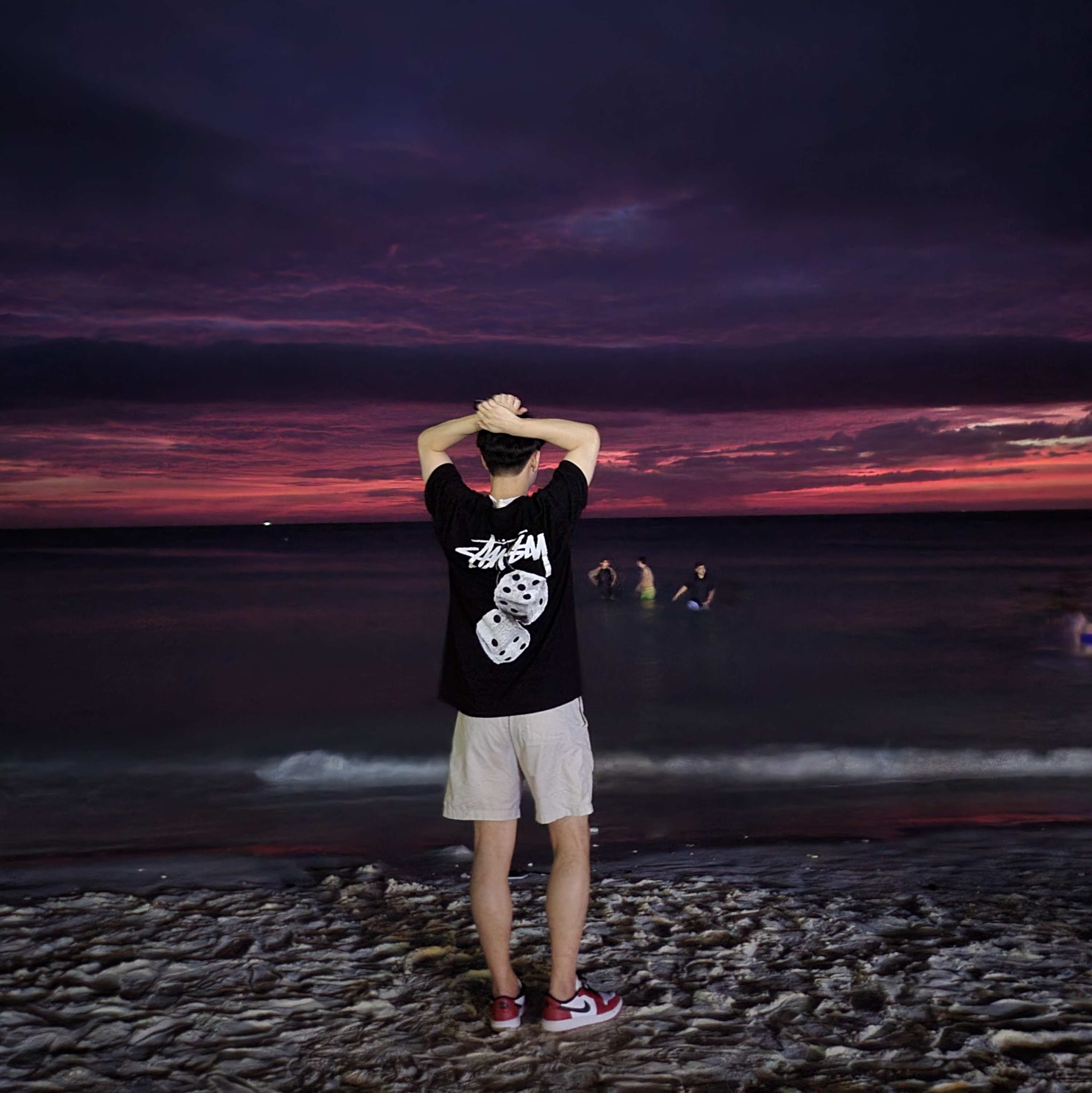 Stussy Fuzzy Dice T-Shirt Black 착용 스타일 - 1