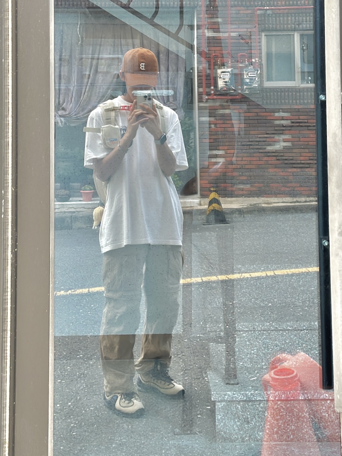 Nike ACG Smith Summit Pants Khaki - Asia, Stussy 8 Ball Pigment Dyed T-Shirt Natural - 22SS 착용 스타일 - 1