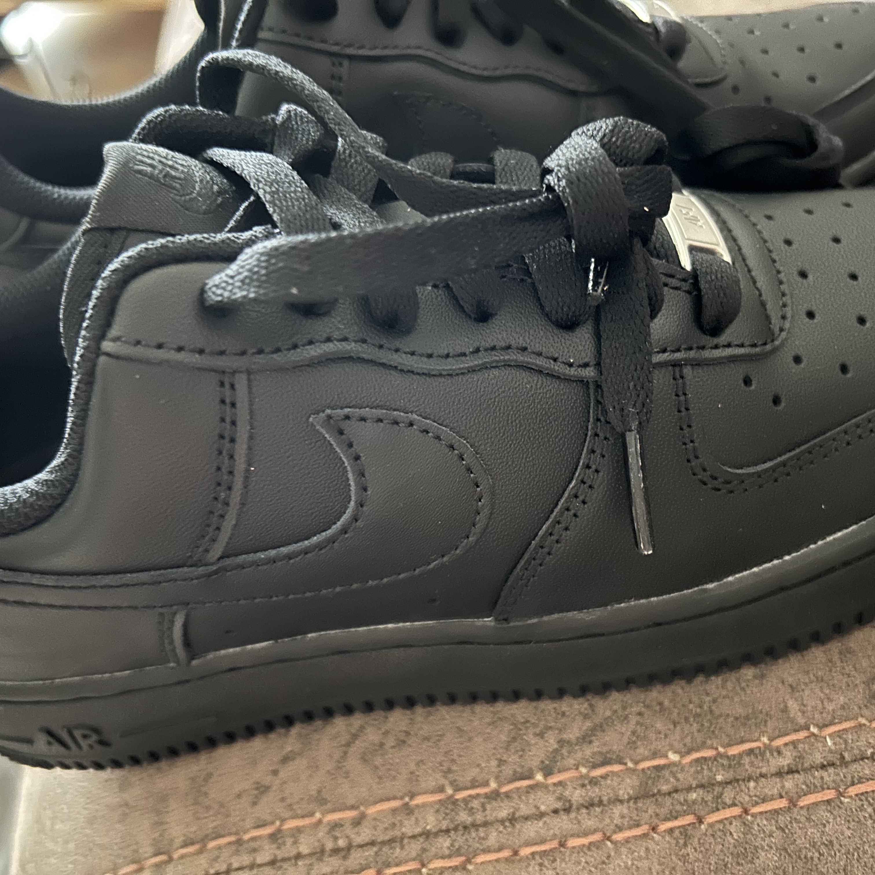 (W) Nike Air Force 1 '07 Low Triple Black 착용 스타일 - 1