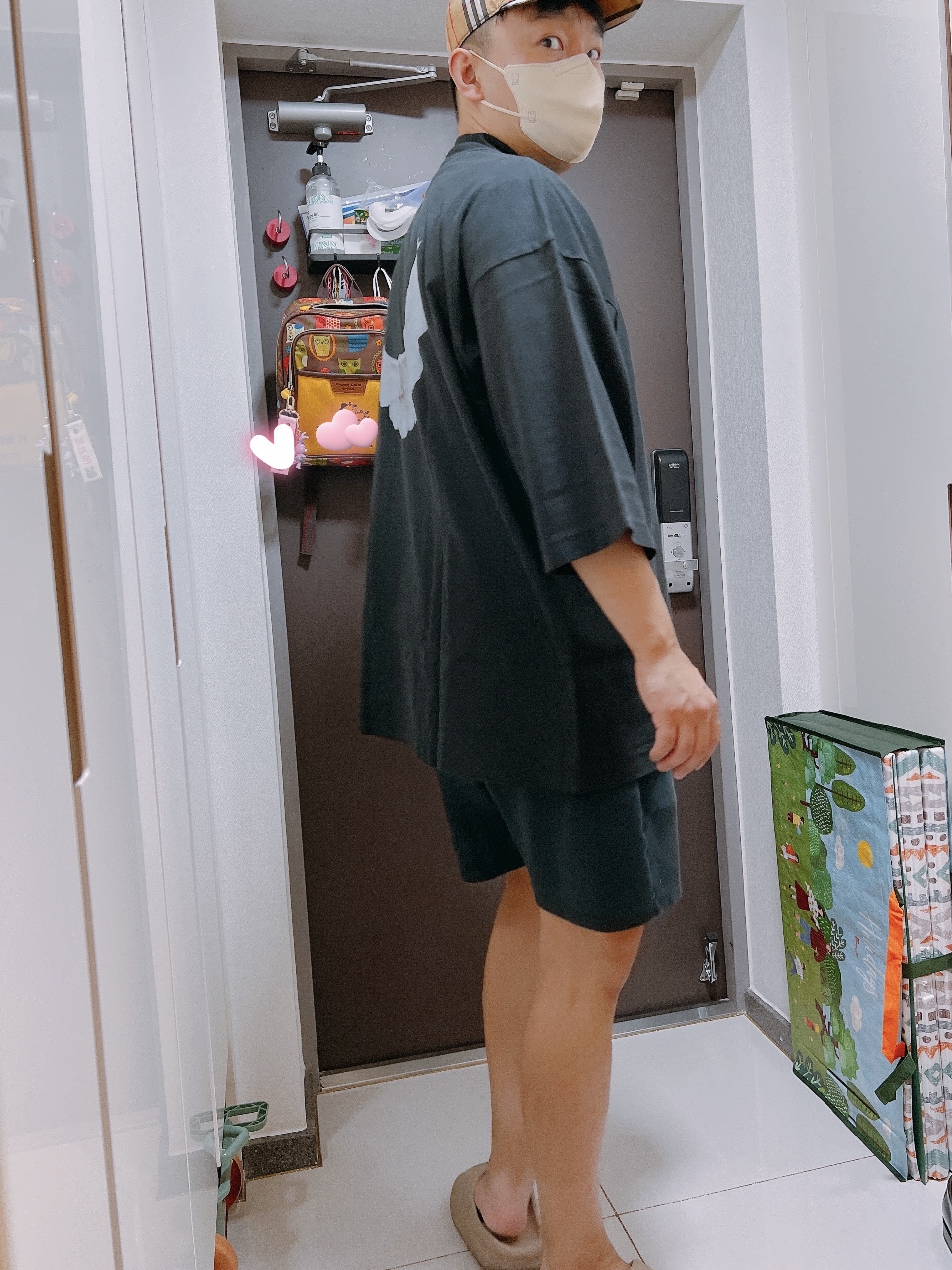 Yeezy Gap Engineered By Balenciaga Dove 3/4 Sleeve T-Shirt Black, Adidas Yeezy Slide Pure - Re-Release Ver. 착용 스타일 - 5