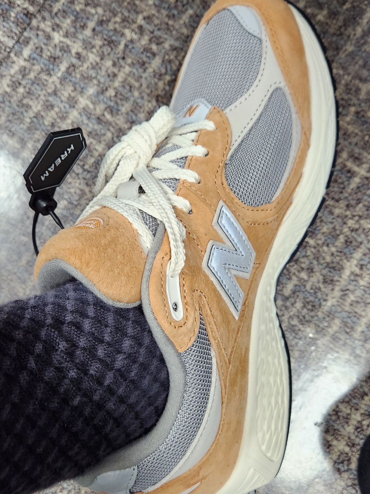 New Balance 2002R Special Vintage Beige 착용 스타일 - 2