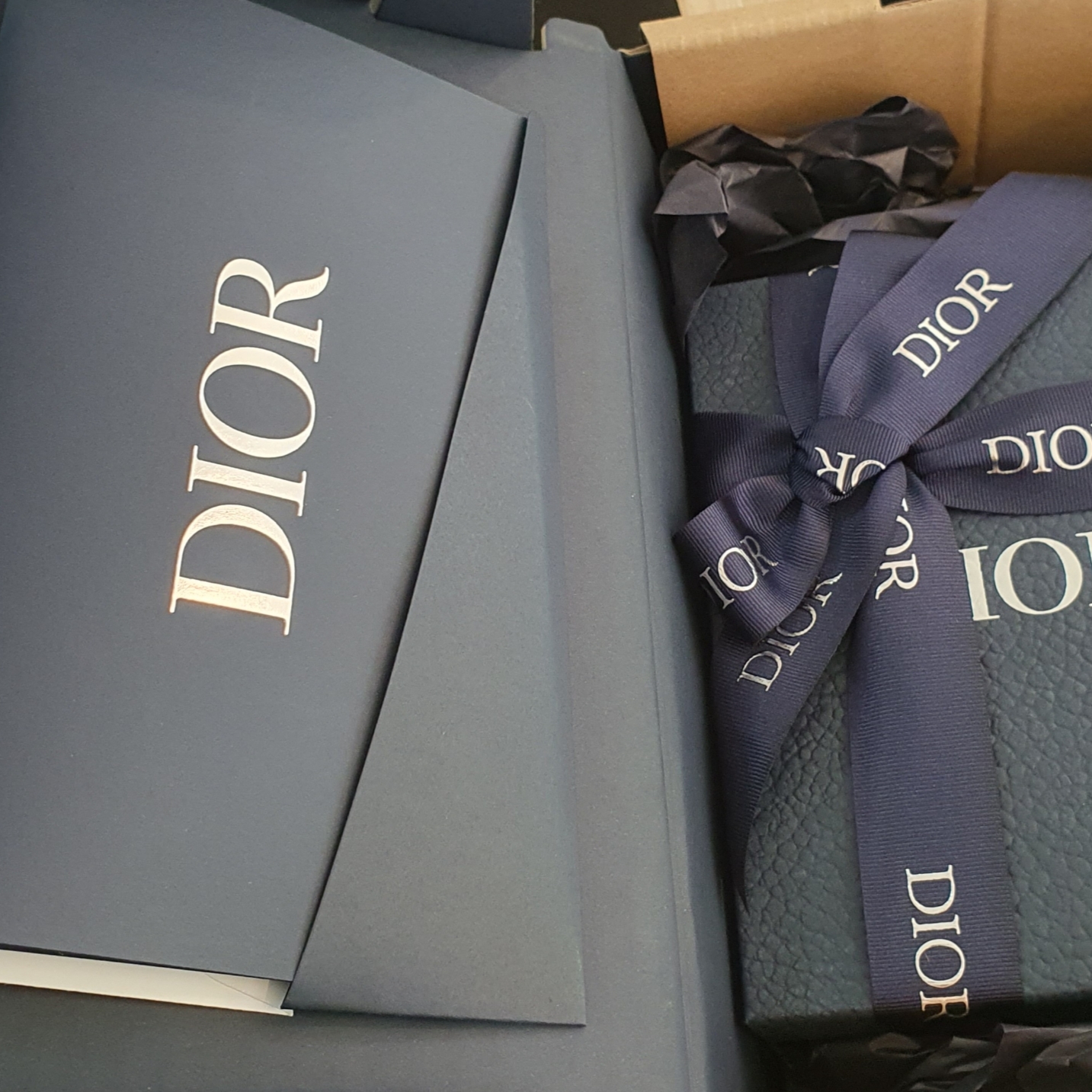 Dior Compact Wallet Beige & Black Dior Oblique Jacquard 착용 스타일 - 2