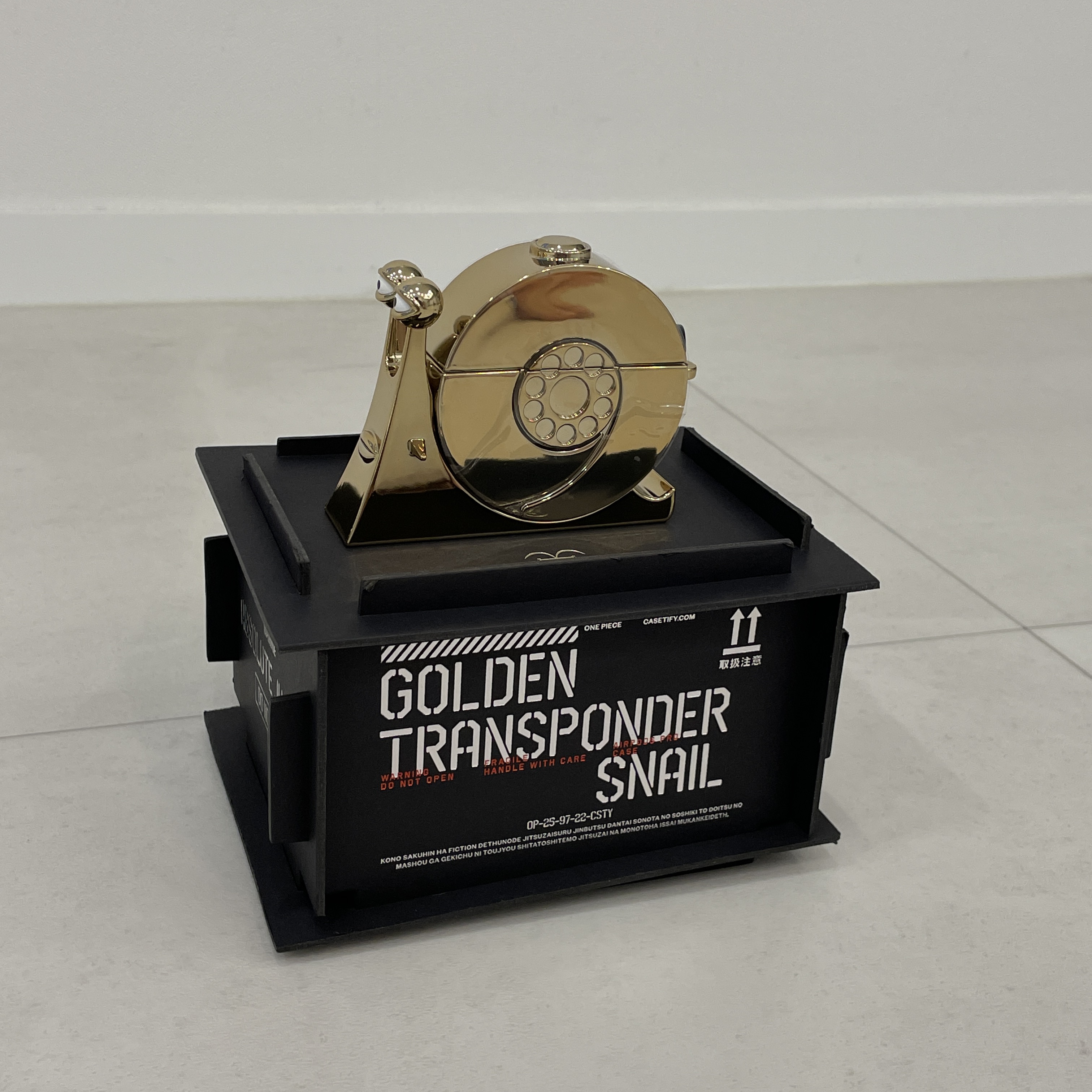 Casetify x One Piece Golden Transponder Snail 3D AirPods Pro 1st/2nd Gen Case Gold 착용 스타일