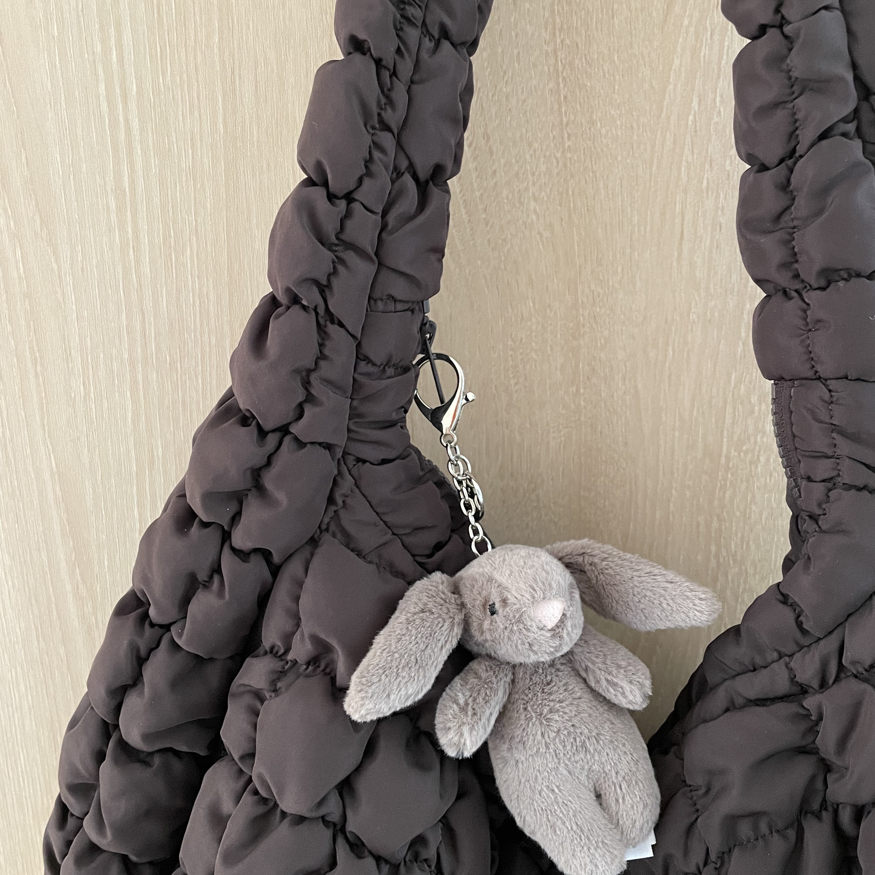 Jellycat Bashful Bunny Truffle Bag Charm Brown, COS Quilted Oversized Shoulder Bag Brown 착용 스타일