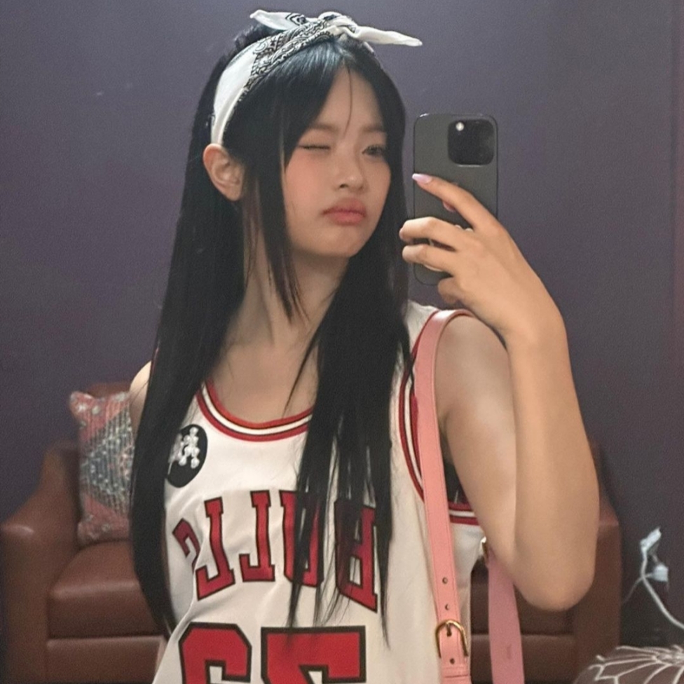 Gucci Aphrodite Small Shoulder Bag Light Pink, (W) Jordan 1 Retro High OG Varsity Red 착용 스타일 - 1