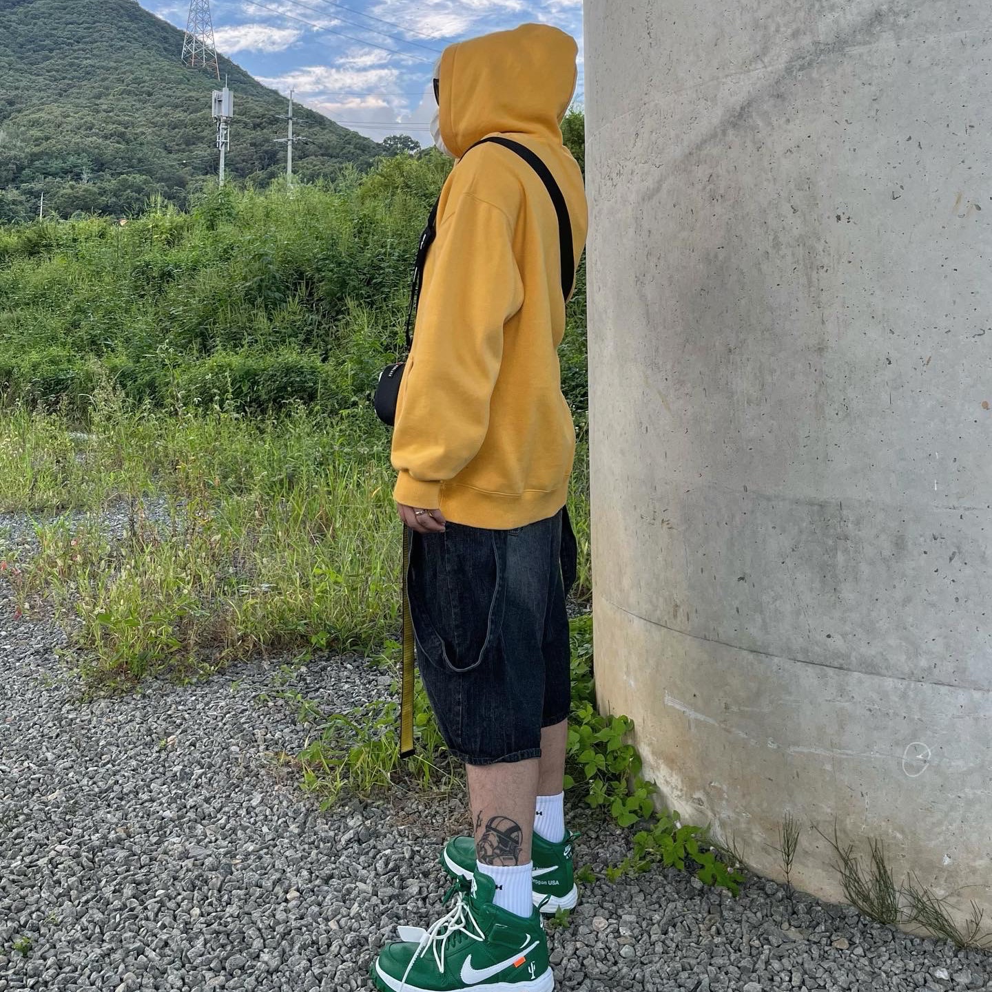 Off-White Carryover Industrial Belt Yellow, Nike x Off-White Air Force 1 Mid SP Leather Pine Green 착용 스타일 - 3