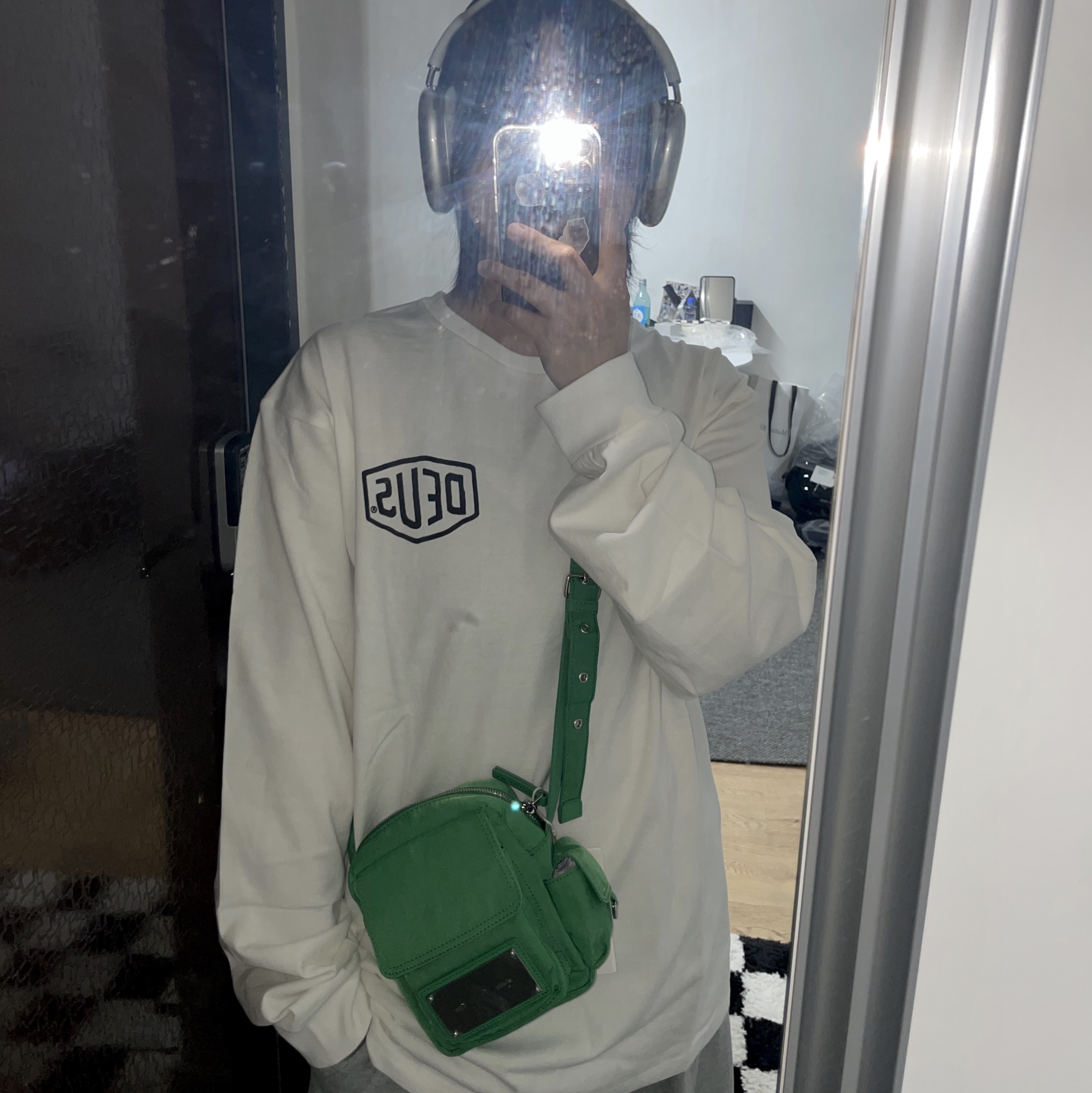Deus Ex Machina Seoul College Long Sleeve T-Shirt White, Matin Kim Cargo Cross Mini Bag Green 착용 스타일 - 1