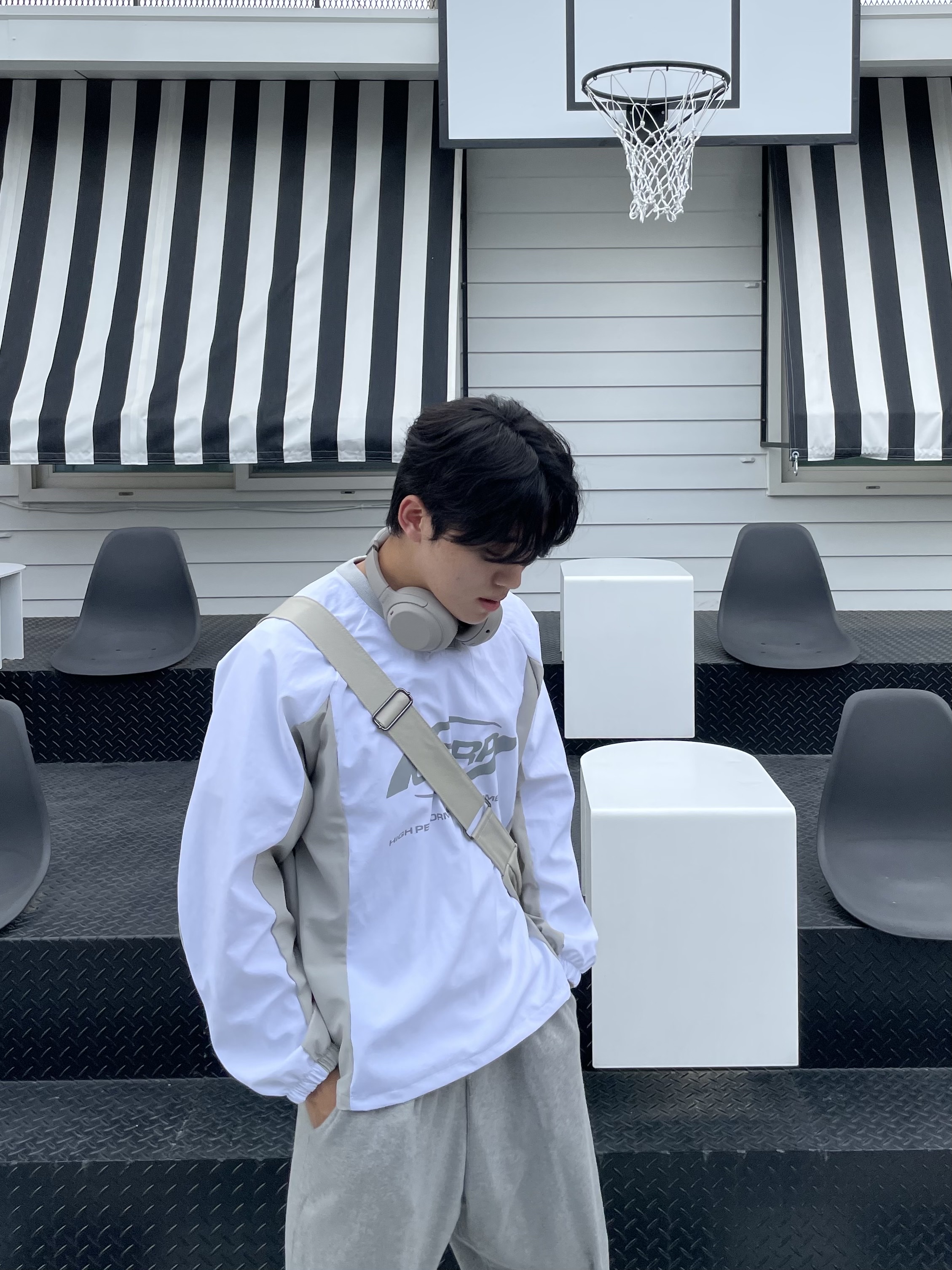 Sony WH-1000XM5 Silver (Korean Ver.), Nike Air Force 1 '07 Fresh White 착용 스타일 - 2