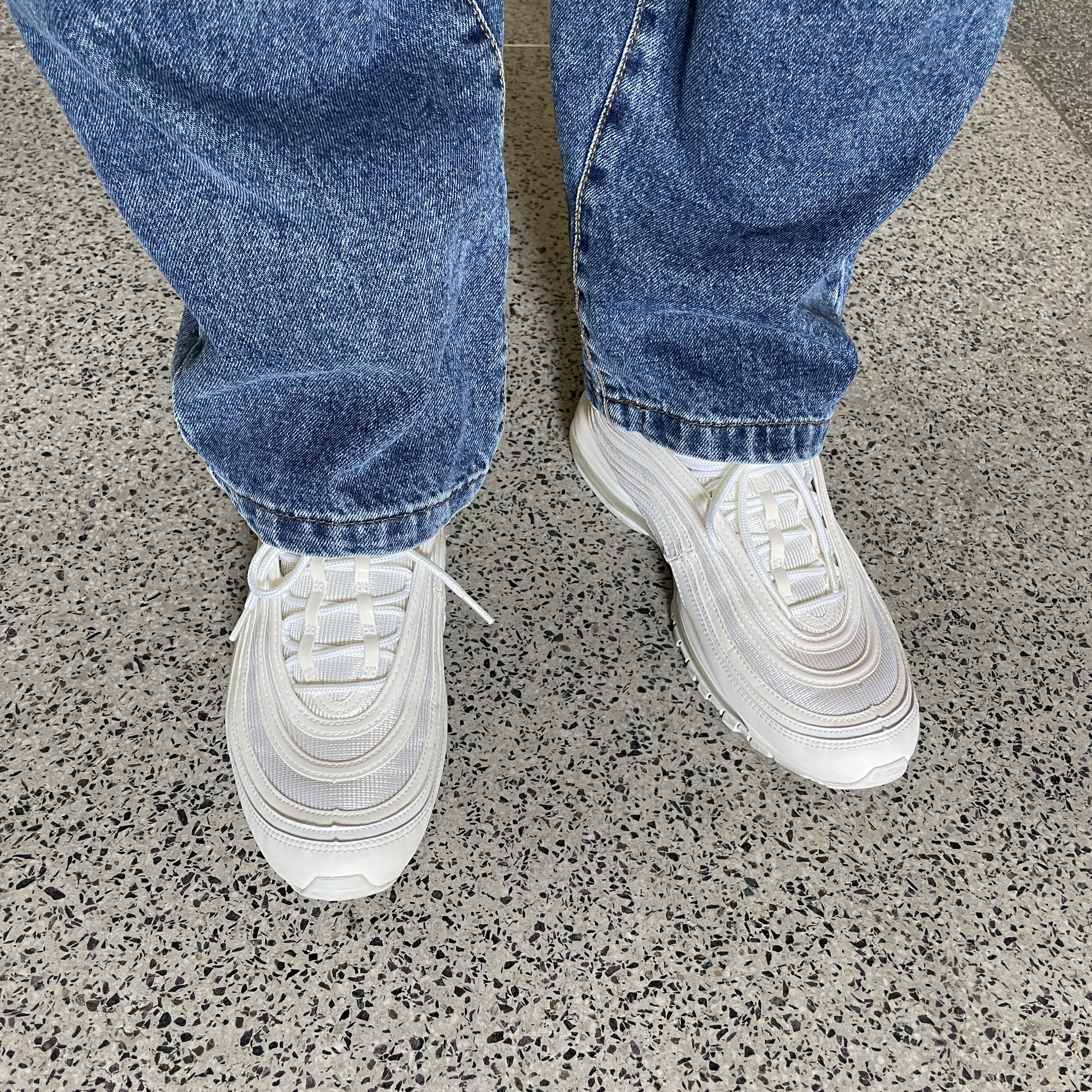Nike Air Max 97 Triple White Wolf Grey 착용 스타일 - 2