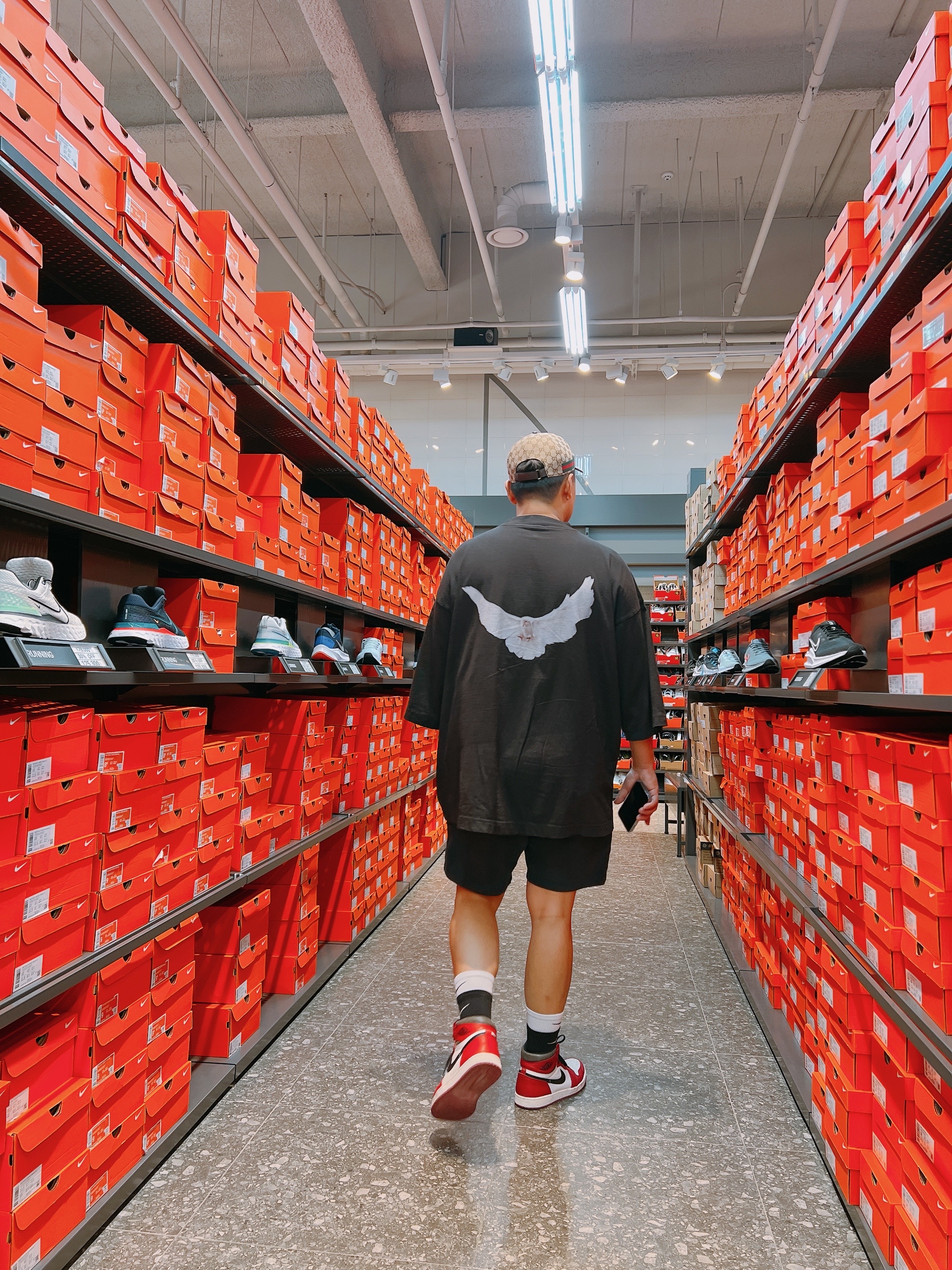 Jordan 1 Retro High OG Chicago 2022, Nike Everyday Plus Cushioned Training Crew Socks Black White (Korean Ver.) 착용 스타일 - 1