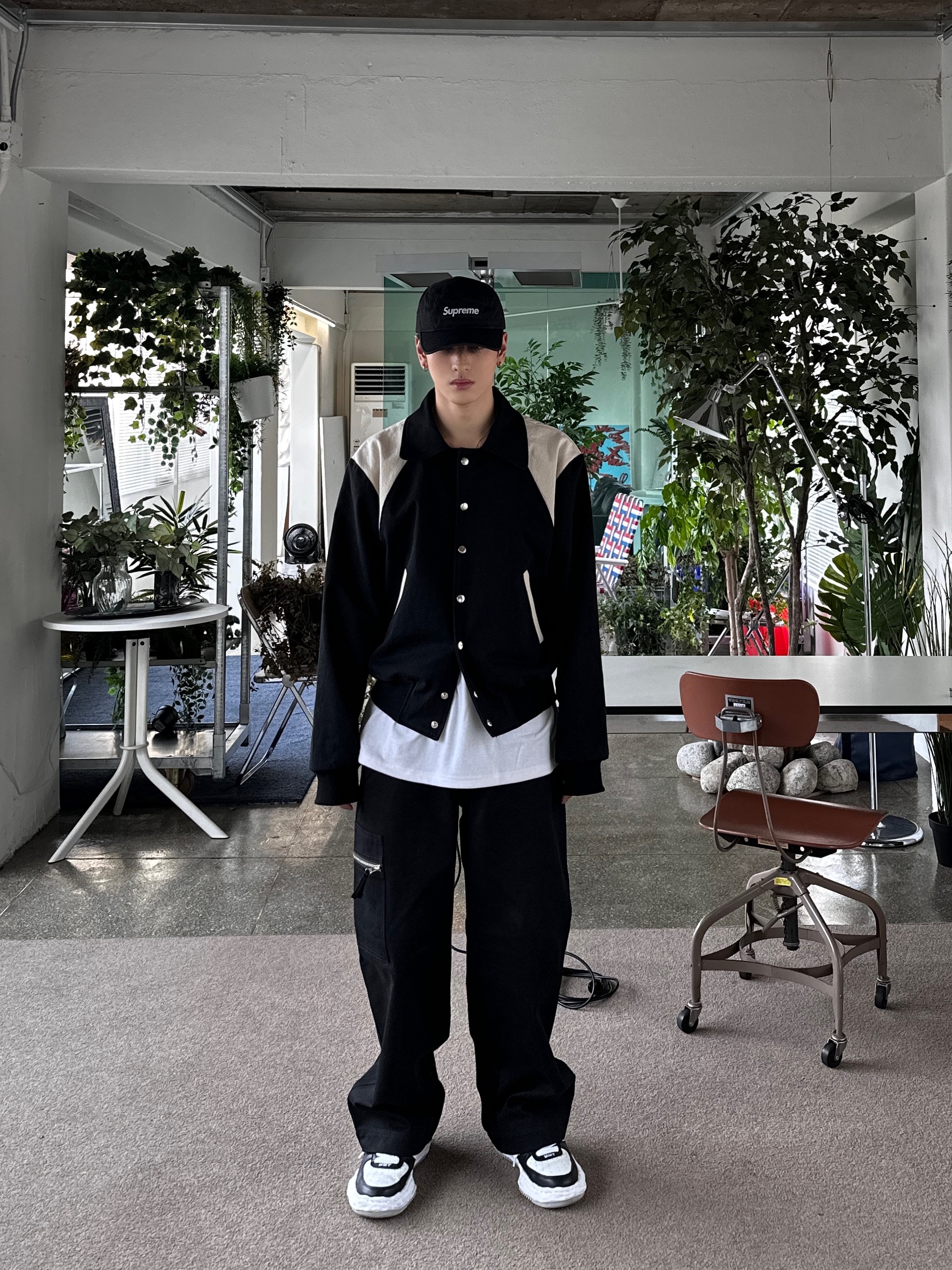 Maison Mihara Yasuhiro Wayne OG Sole Leather Low-top Sneakers Black White, Supreme Washed Chino Twill Camp Cap Black 착용 스타일 - 5
