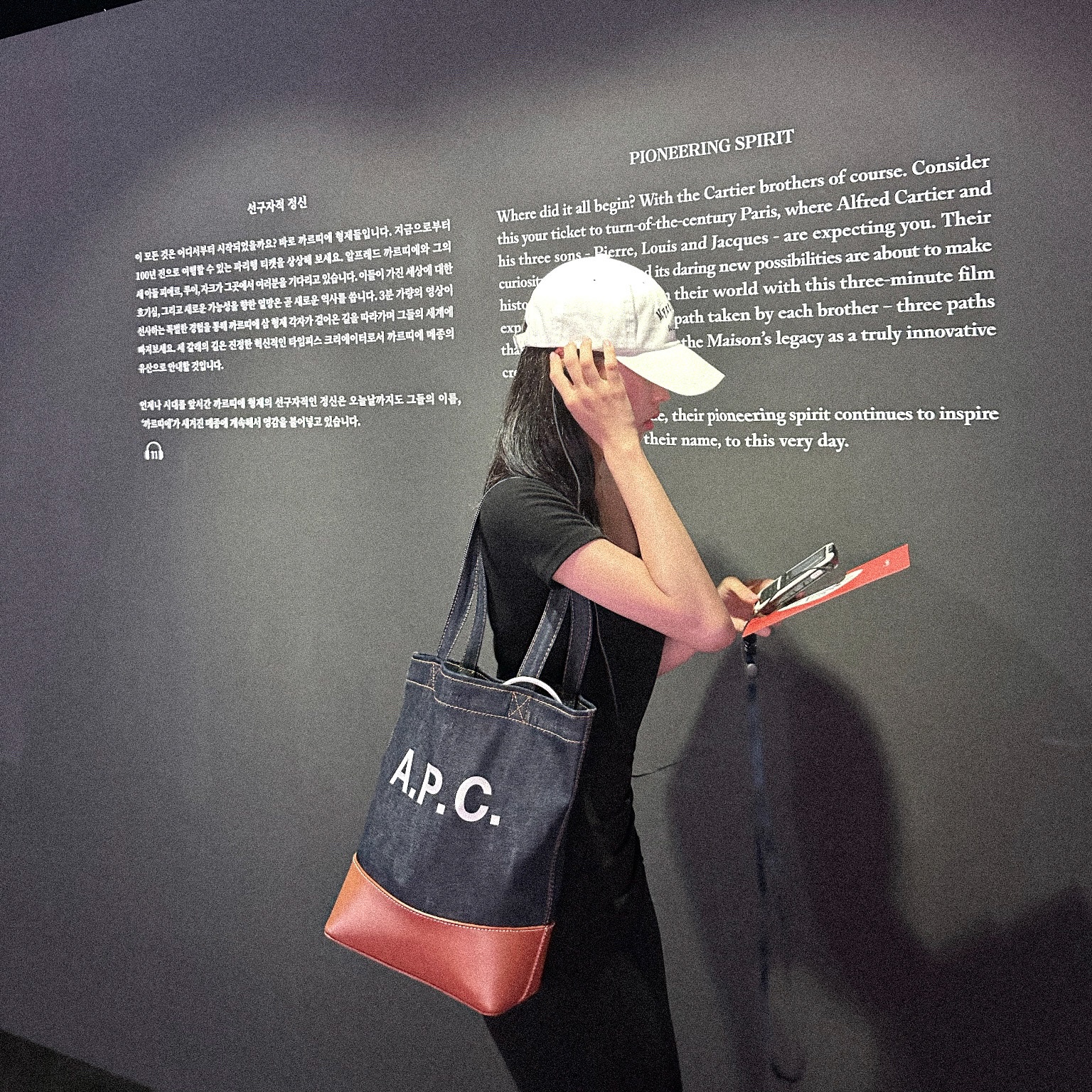 A.P.C. Axelle Small Tote Bag Denim Caramel 착용 스타일 - 2