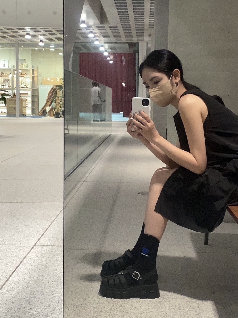 (W) Prada Rubber Sandal Black, Prada Re-Edition 2005 Re-Nylon Mini Hobo Bag Black 착용 스타일 - 1