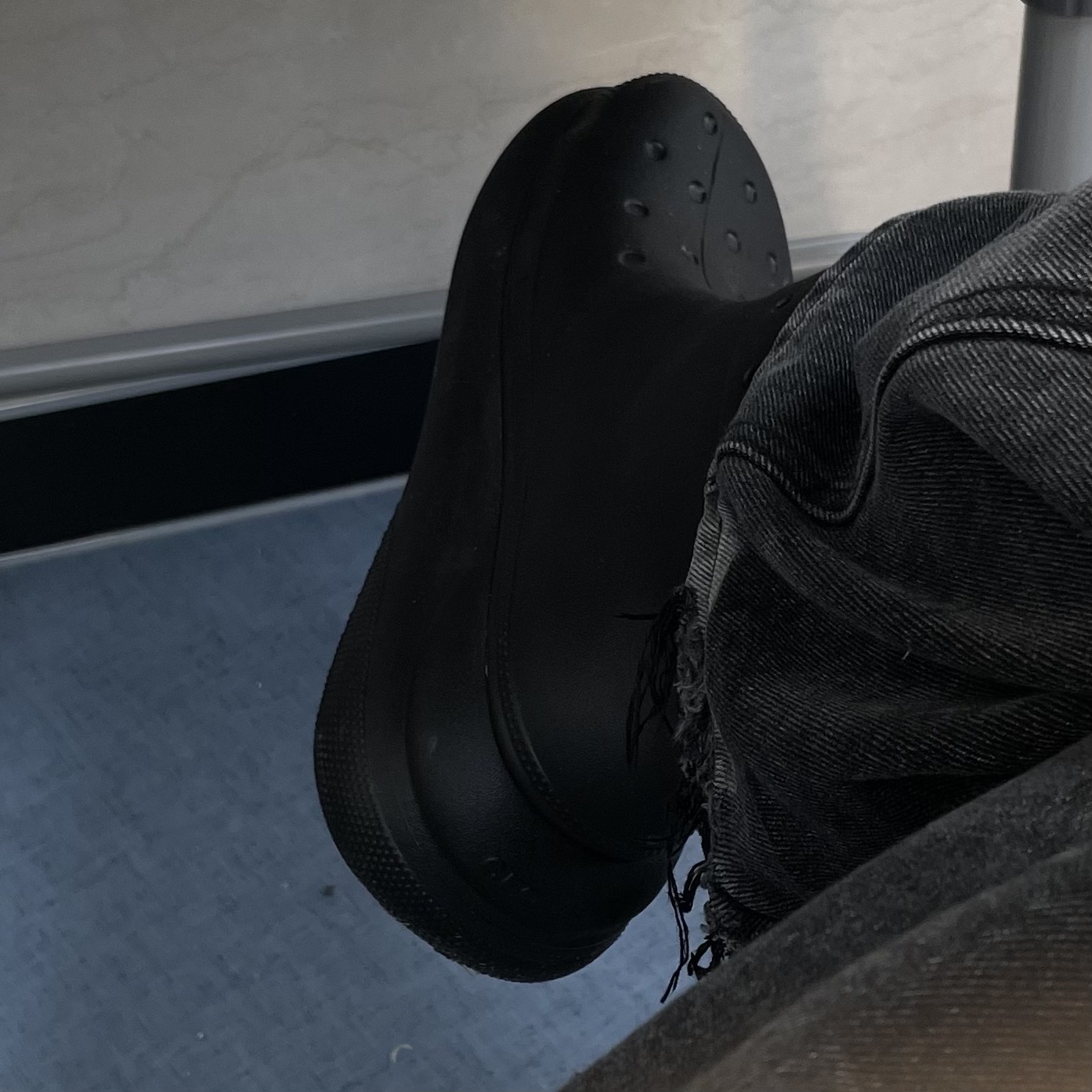 Crocs Classic Crush Boot Black 착용 스타일