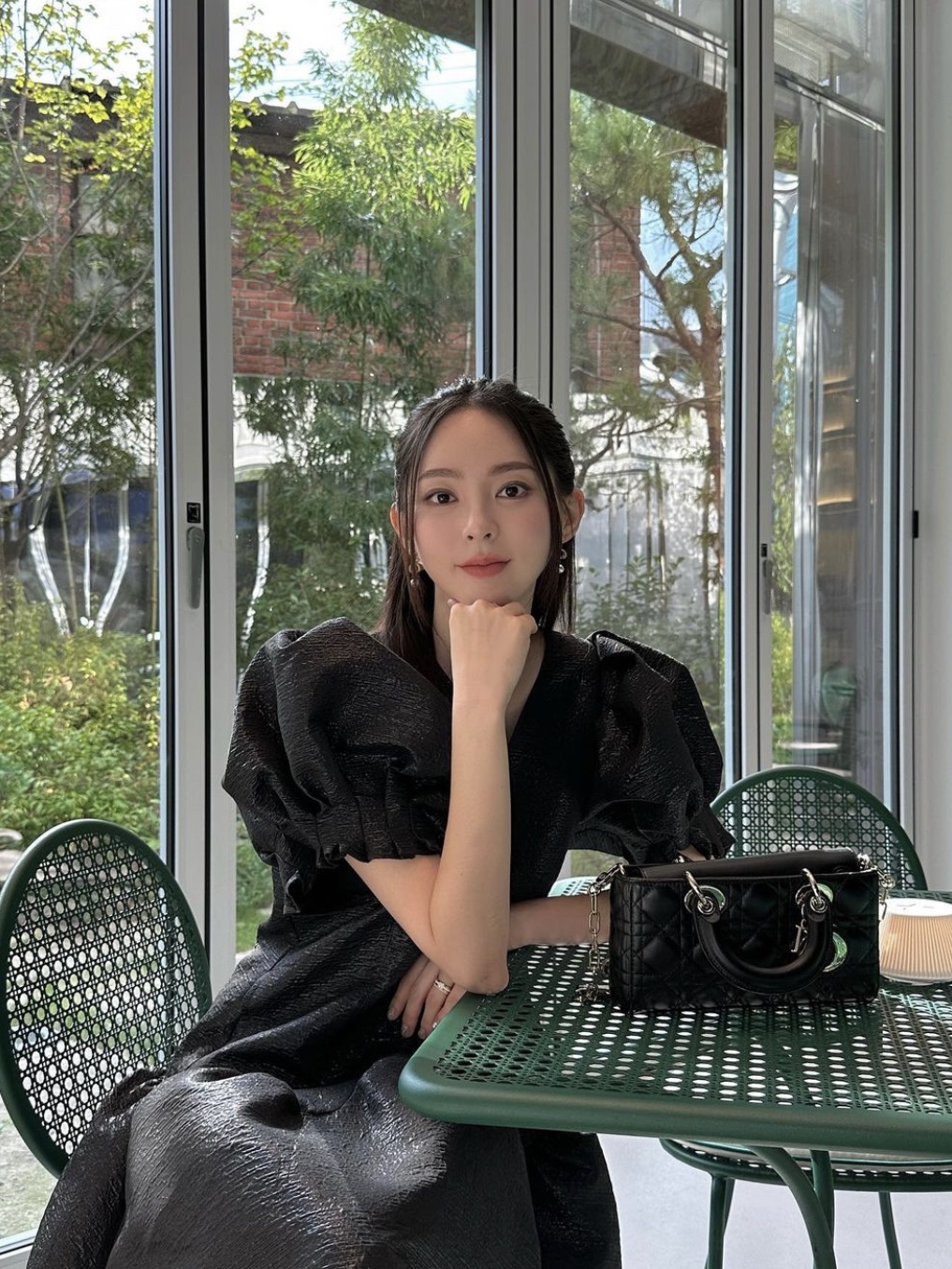 Dior Lady D-Joy Bag Cannage Lambskin Black 착용 스타일