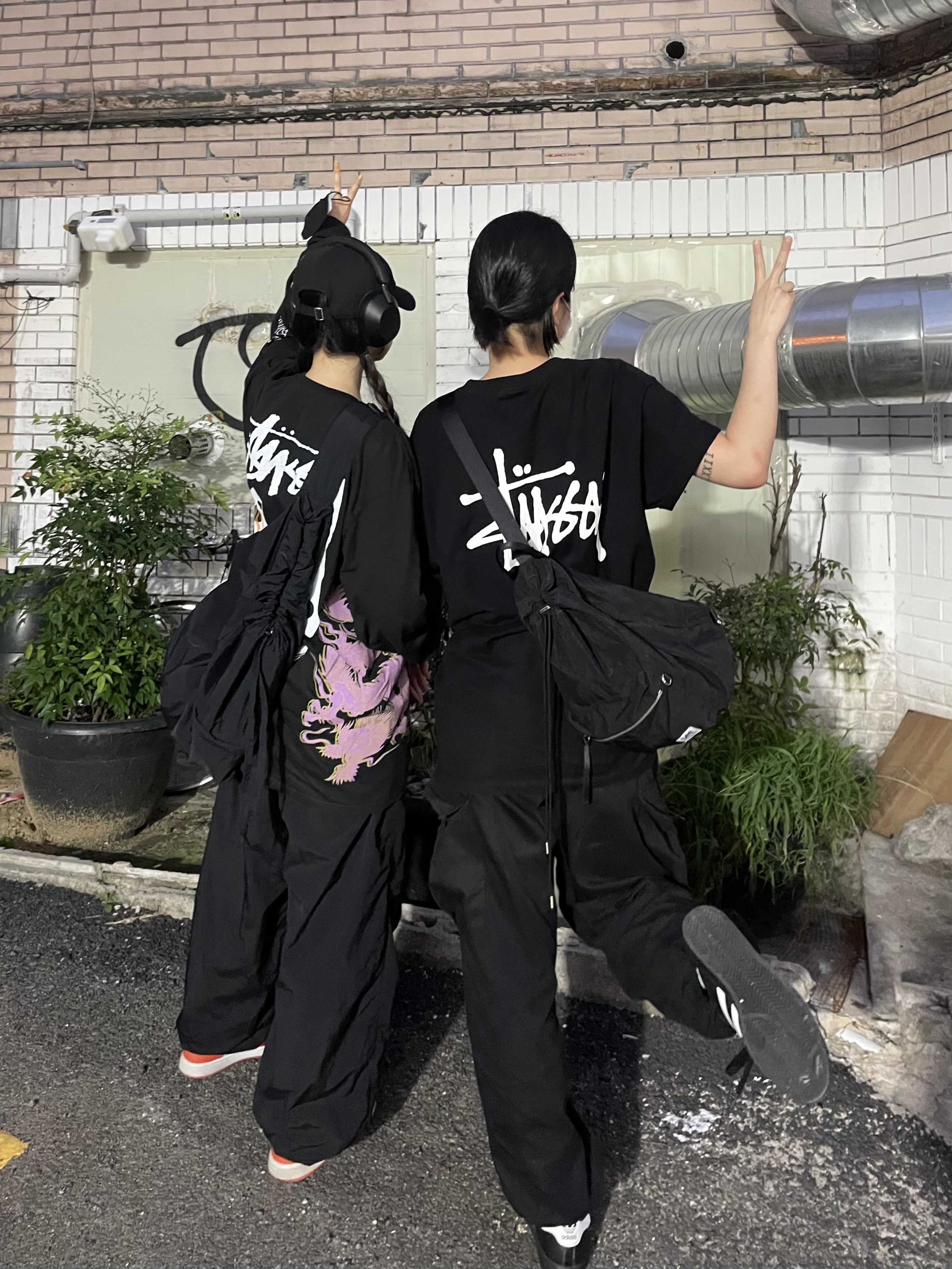Stussy Strike Pigment Dyed LS T-Shirt Black, Jordan 1 Low OG Starfish 착용 스타일 - 2