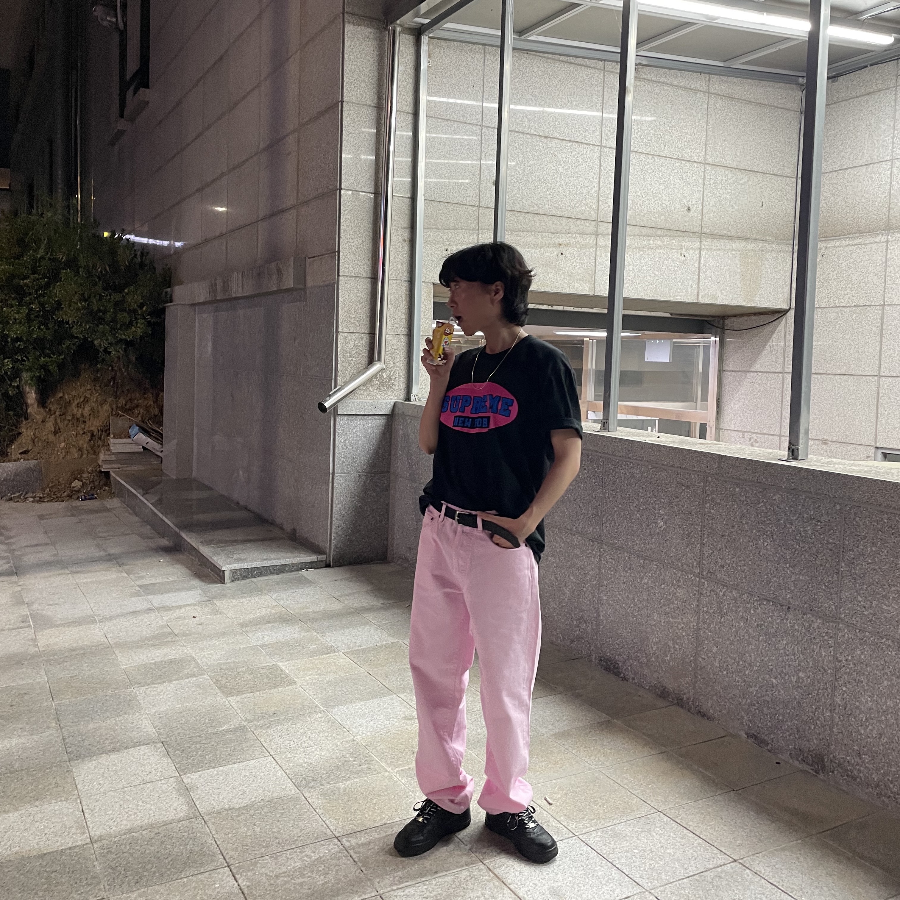 Supreme New York T-Shirt Black - 23SS, Supreme Regular Jean Pink - 23SS 착용 스타일 - 3