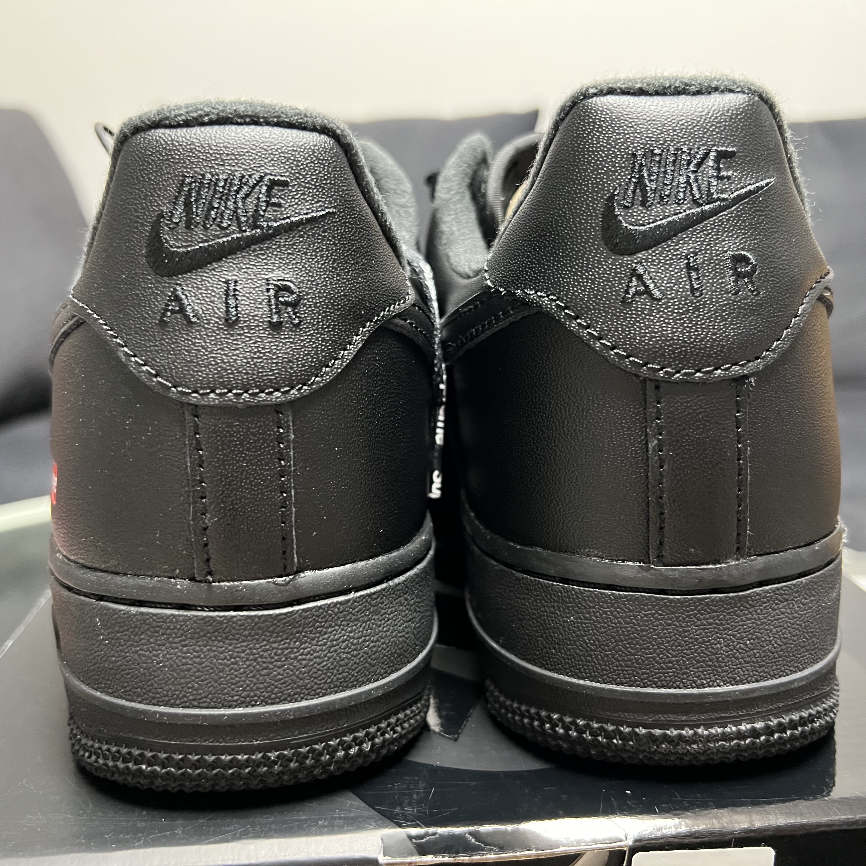 Nike x Supreme Air Force 1 Low Black 착용 스타일 - 2