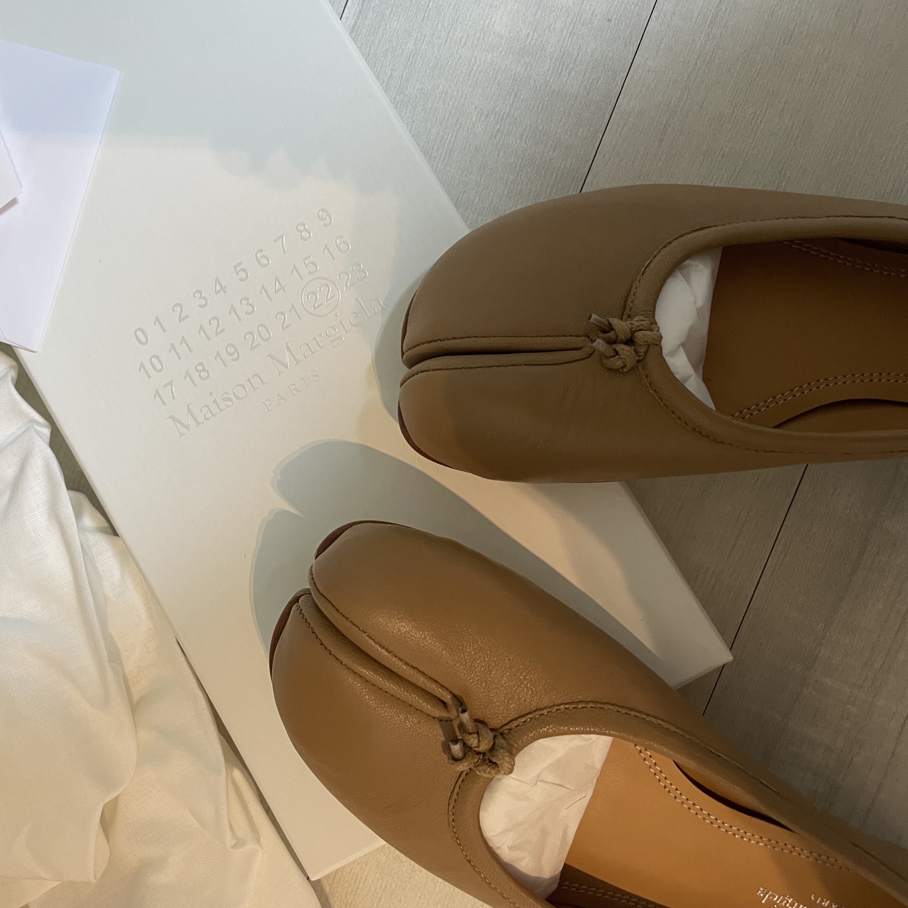 (W) Maison Margiela Tabi Ballet Flat Shoes Camel 착용 스타일