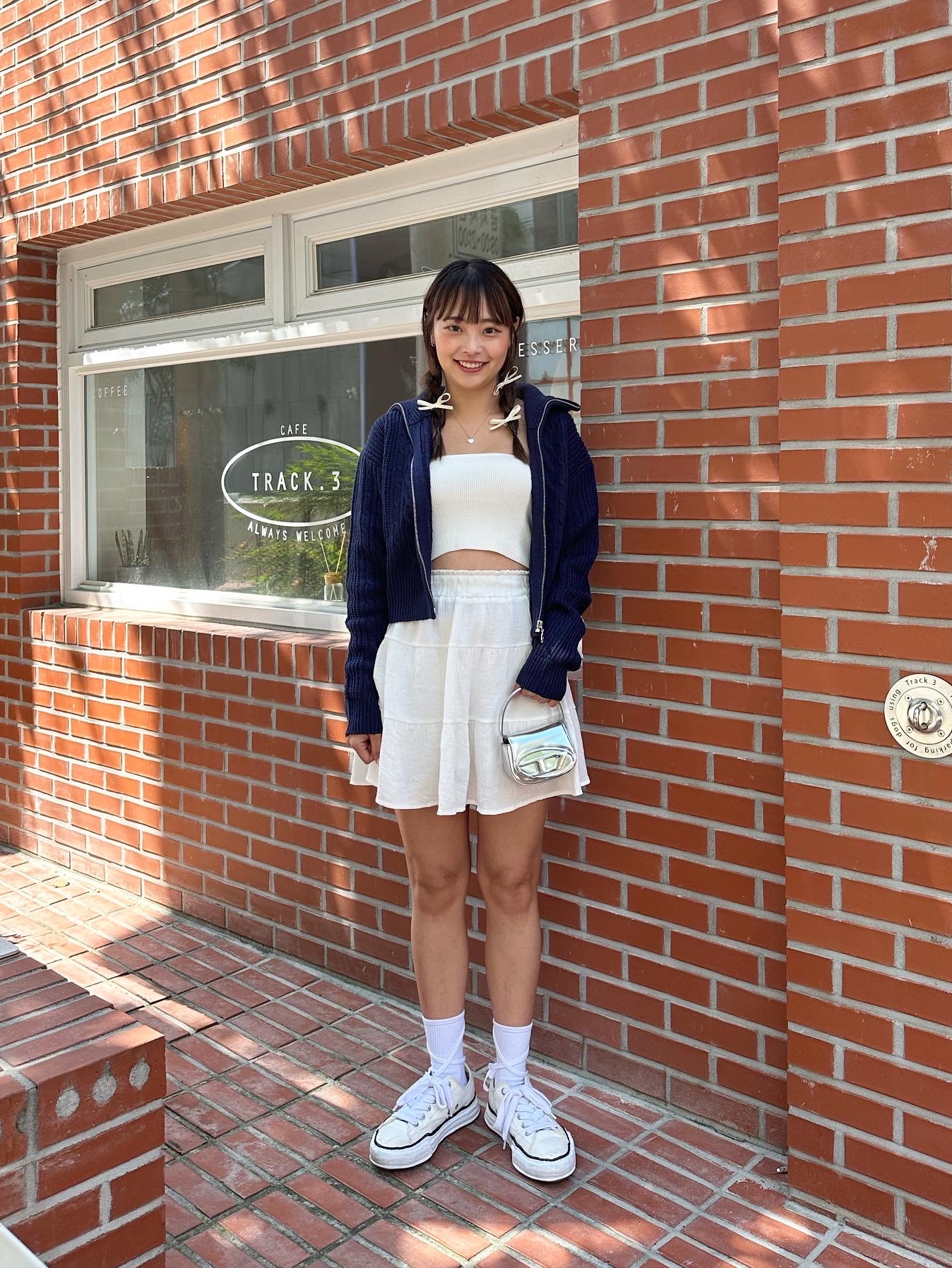 Maison Mihara Yasuhiro Peterson OG Sole Canvas Low Sneakers White, Diesel 1DR Mini Bag in Mirrored Leather Silver 착용 스타일 - 5