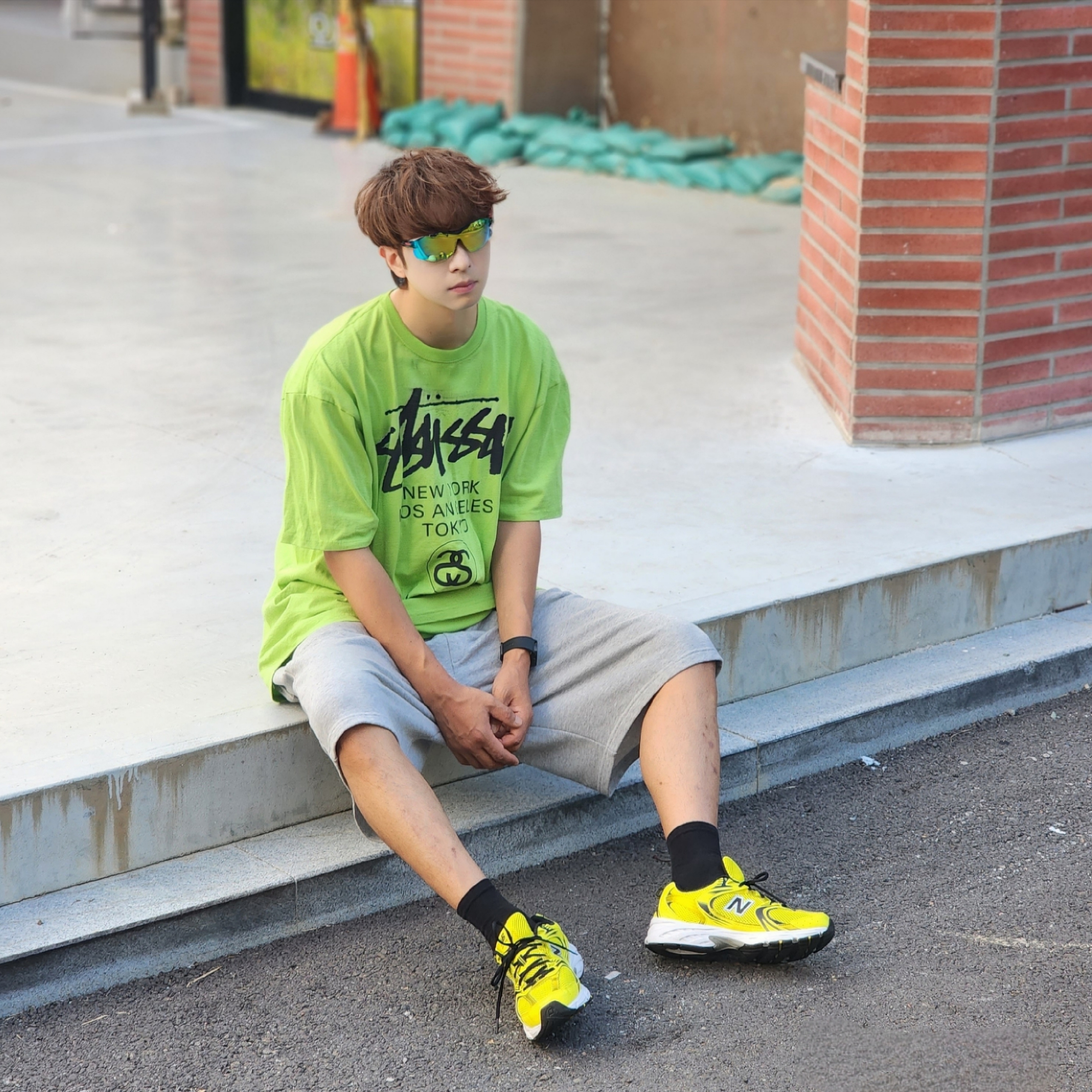 Stussy World Tour T-Shirt Tea 2023, New Balance 530 Yellow 착용 스타일 - 1