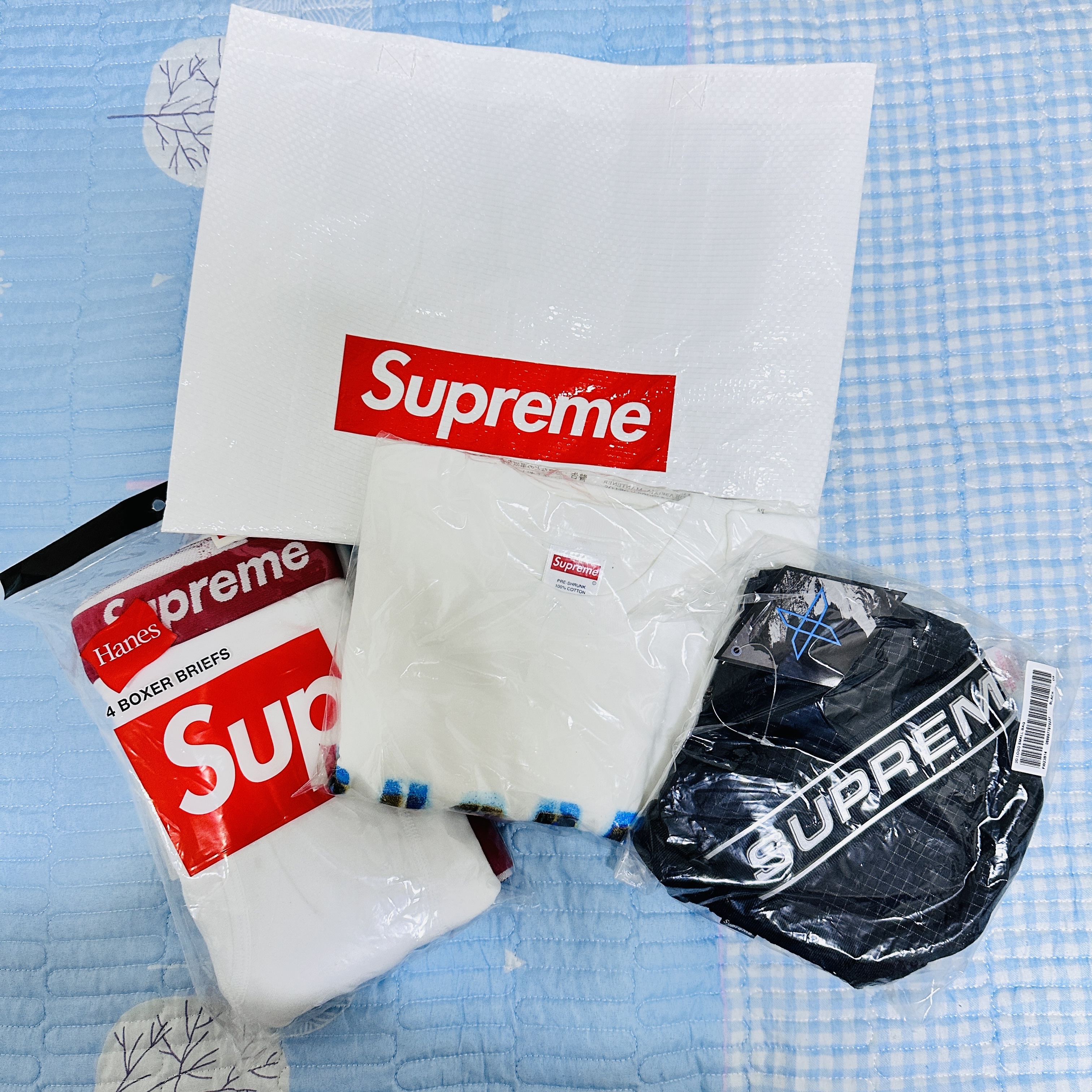 Supreme Stencil T-Shirt White - 23FW, Supreme Hanes Boxer Briefs White (4 Pack) 착용 스타일 - 1