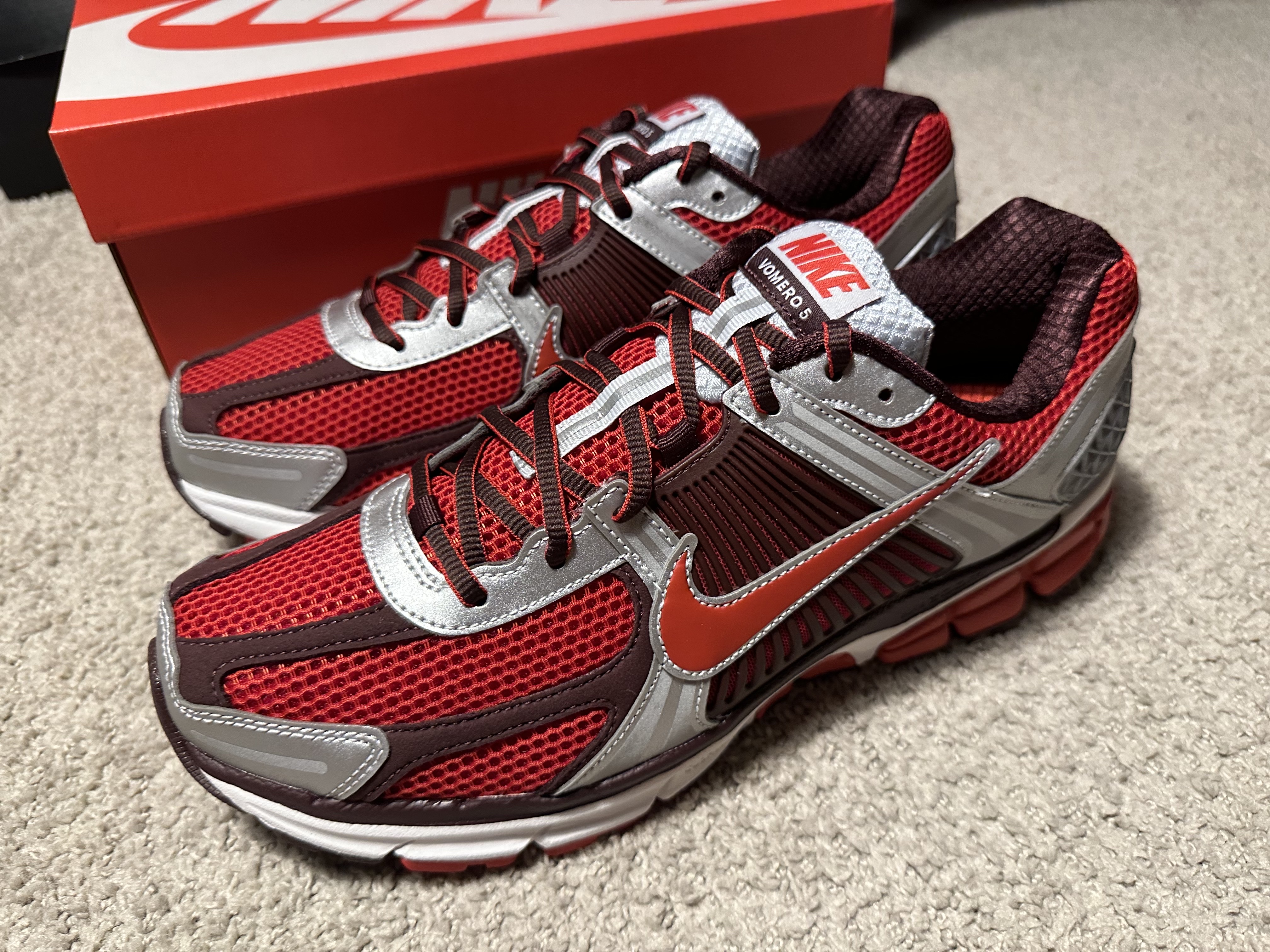 (W) Nike Zoom Vomero 5 Mystic Red and Platinum 착용 스타일 - 1