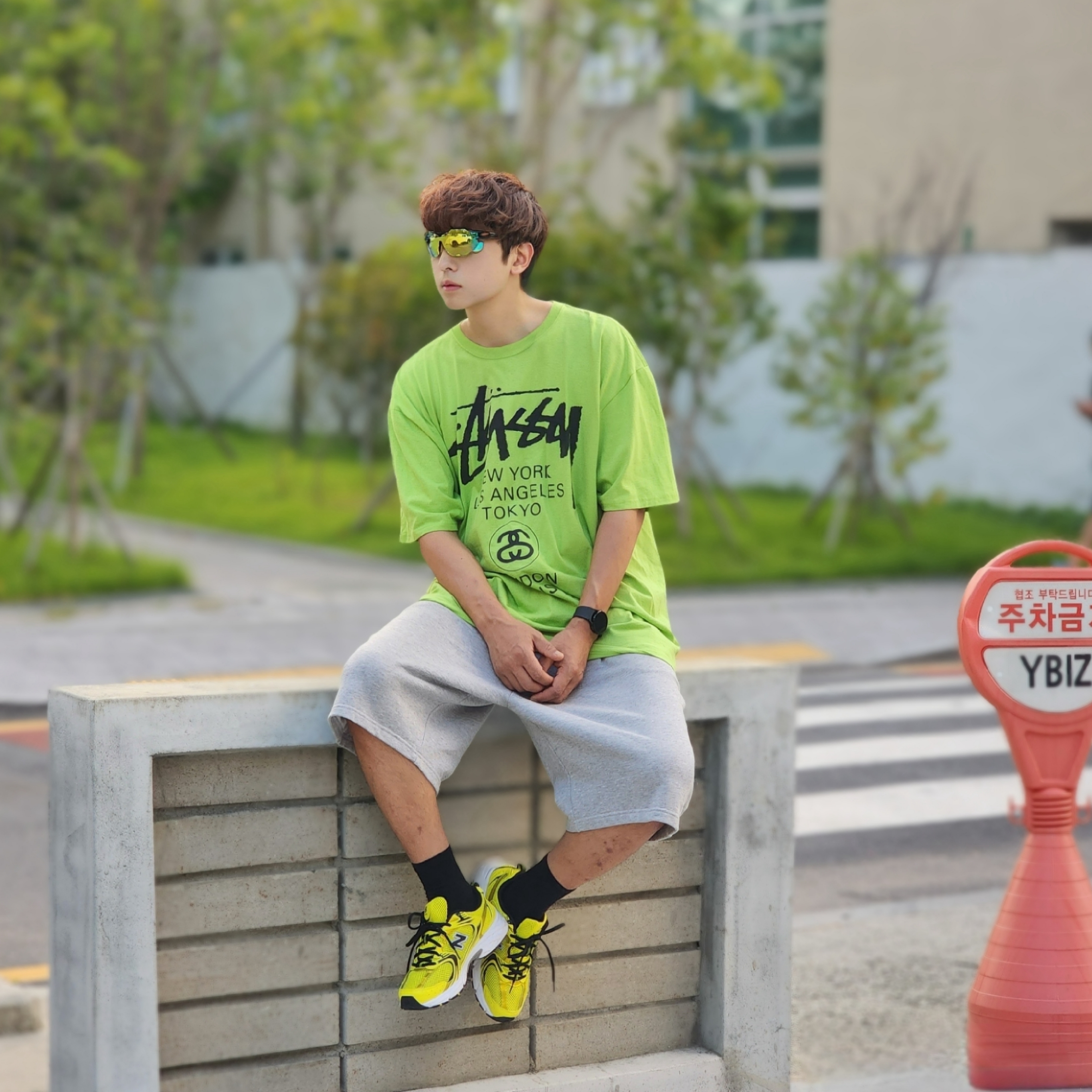 Stussy World Tour T-Shirt Tea 2023, New Balance 530 Yellow 착용 스타일 - 2