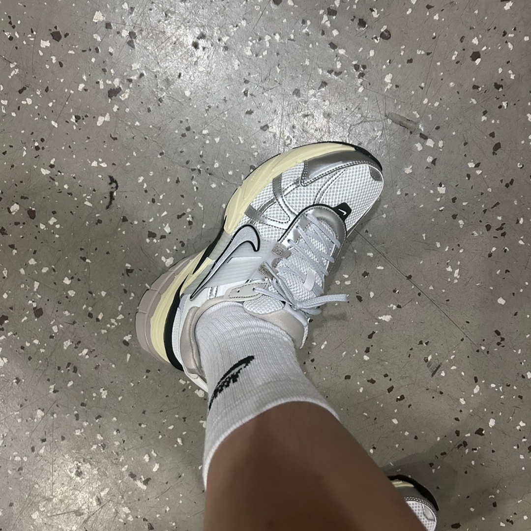 Nike V2K Run Summit White Metallic Silver 착용 스타일 - 2
