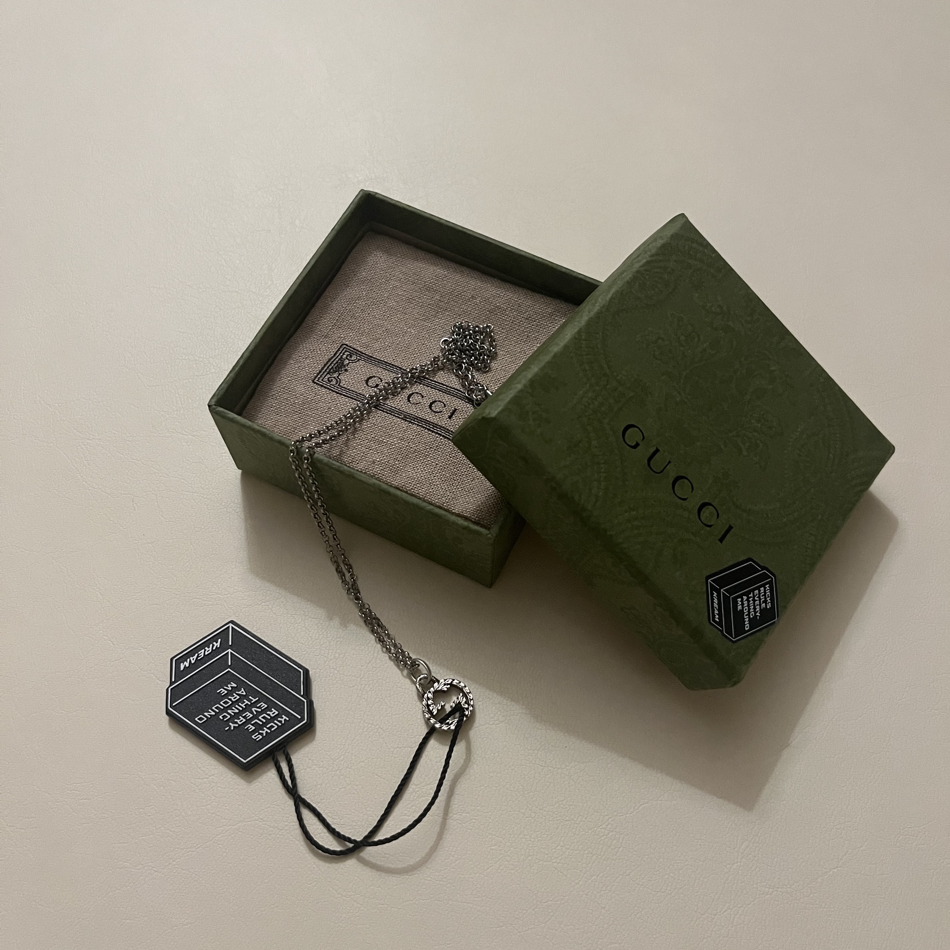 Gucci Interlocking G Pendant Necklace Silver 착용 스타일