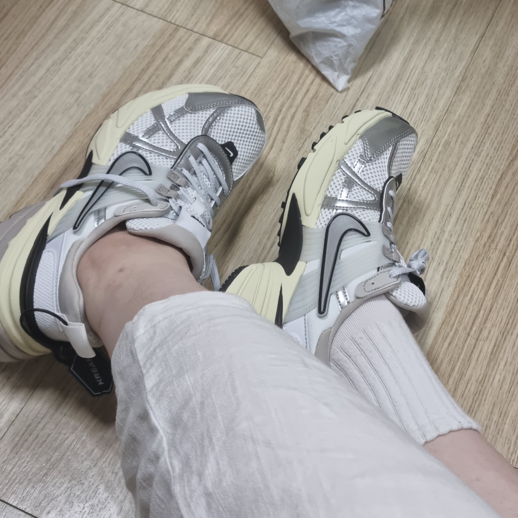 Nike V2K Run Summit White Metallic Silver 착용 스타일 - 2