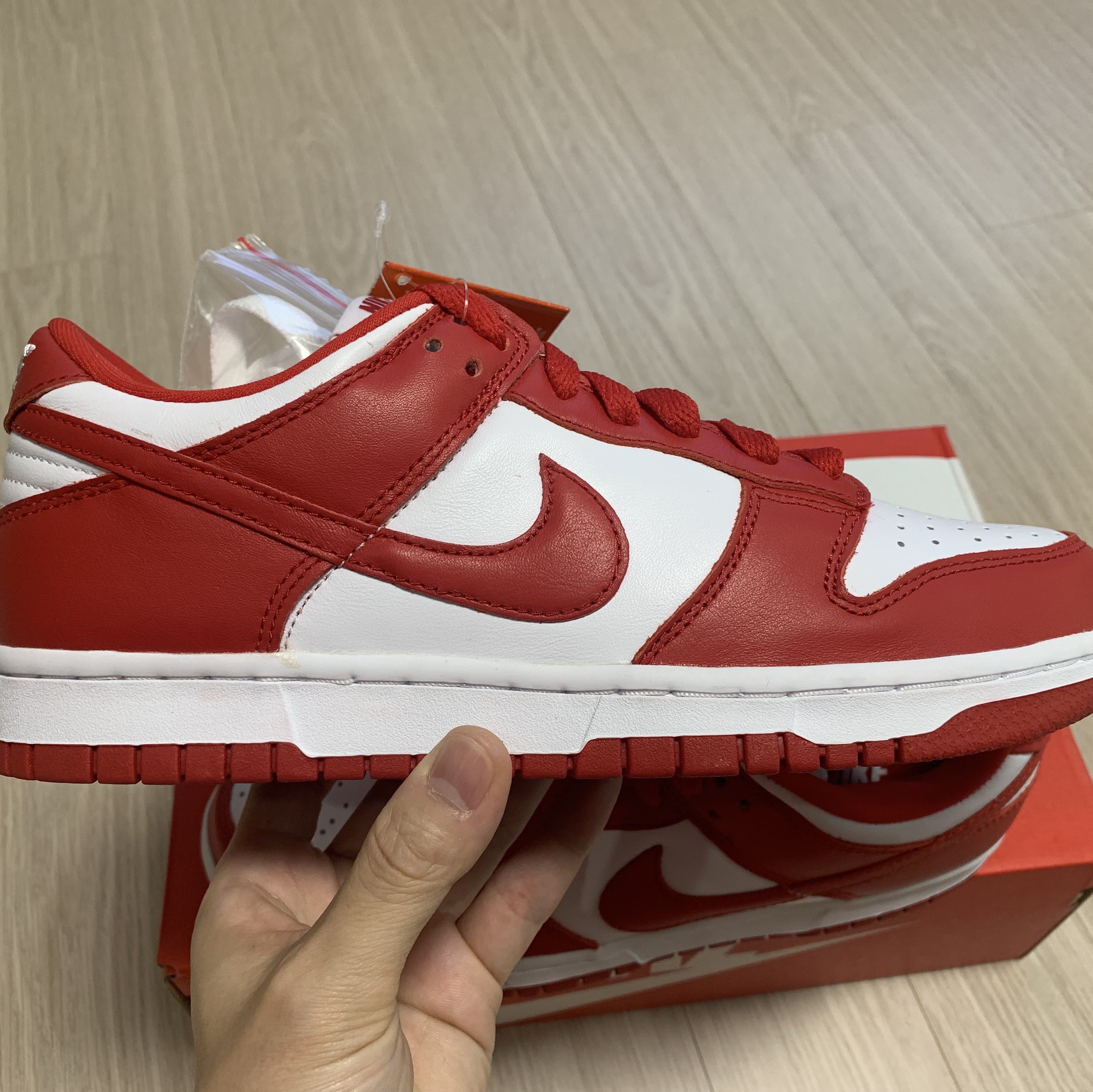 Supreme Washed Chino Twill Camp Cap Red, Nike Dunk Low SP White and University Red 2023 착용 스타일 - 4