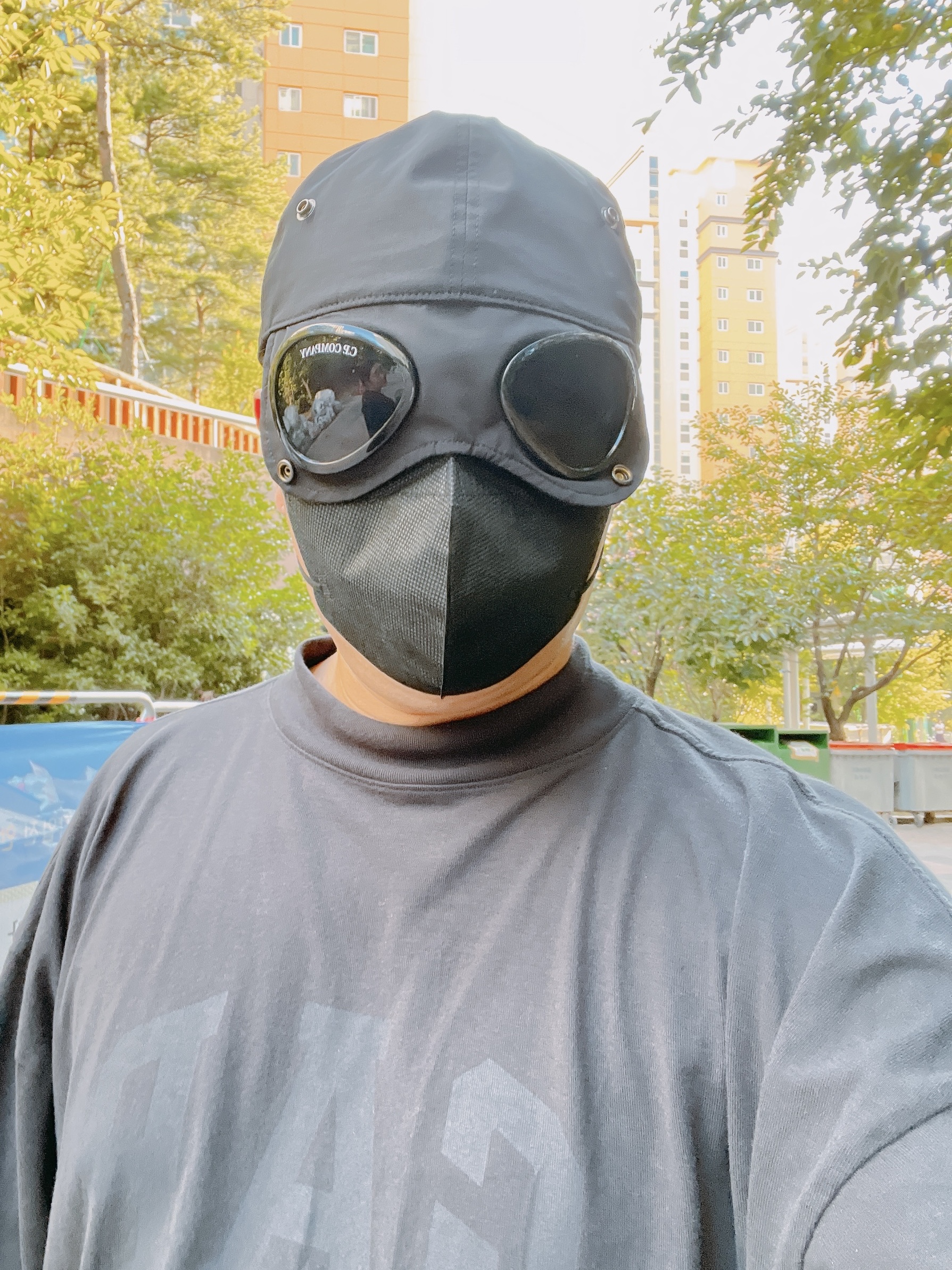 C.P. Company Chrome-R Goggle Cap Black, Yeezy Gap Engineered By Balenciaga Dove 3/4 Sleeve T-Shirt Black 착용 스타일 - 1