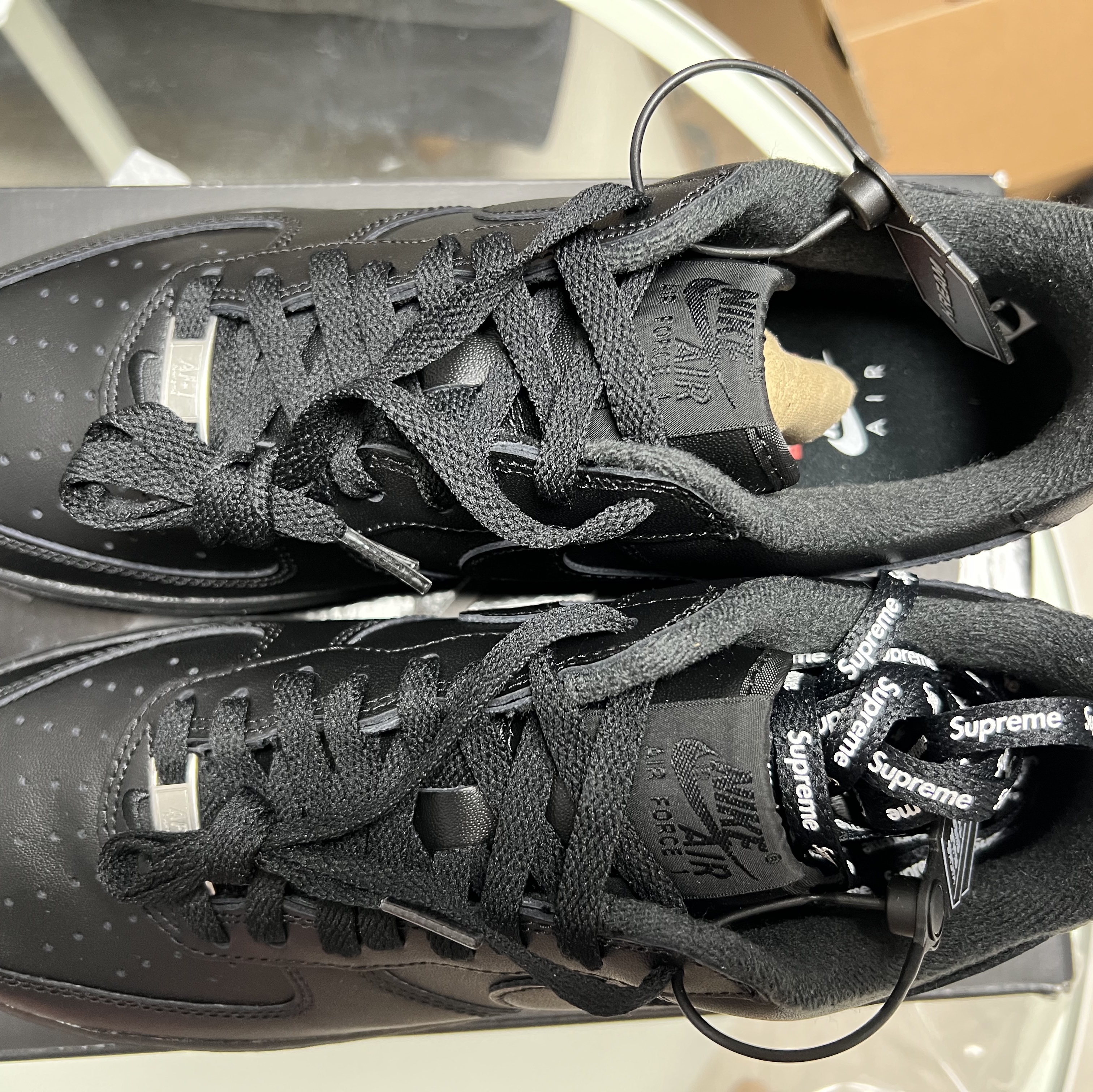 Nike x Supreme Air Force 1 Low Black 착용 스타일 - 3