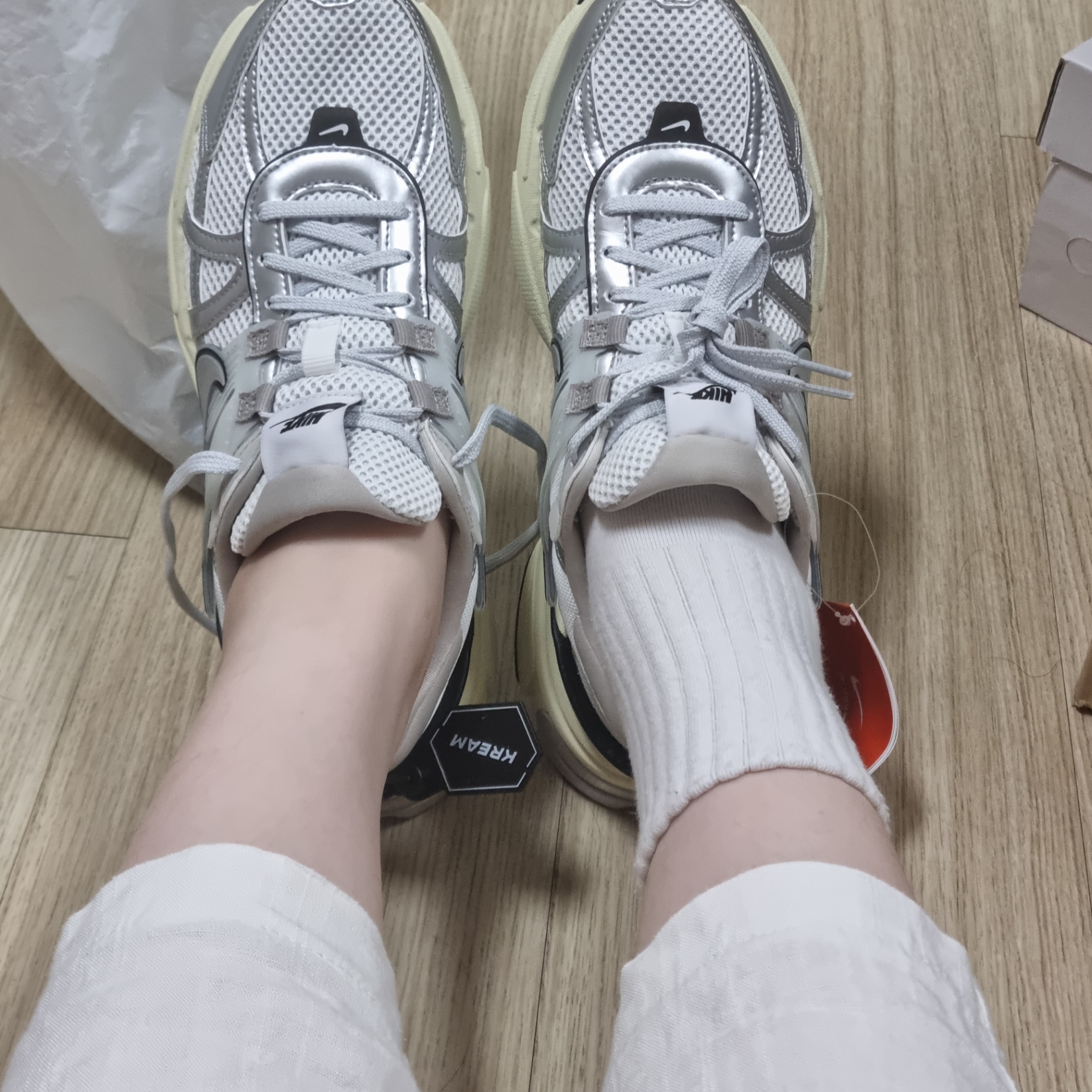 Nike V2K Run Summit White Metallic Silver 착용 스타일 - 1