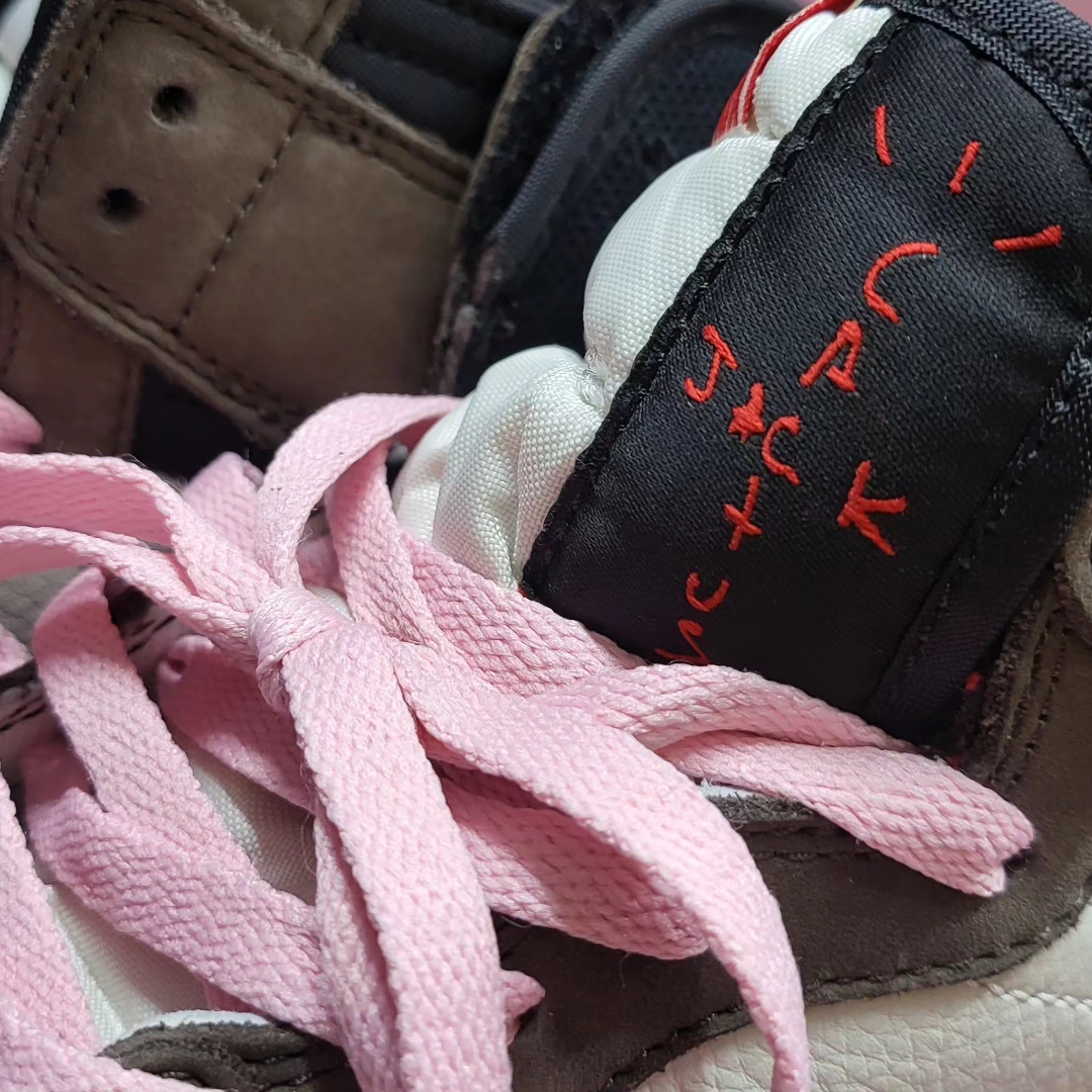 Jordan 1 x Travis Scott Retro High OG SP Mocha 착용 스타일 - 2