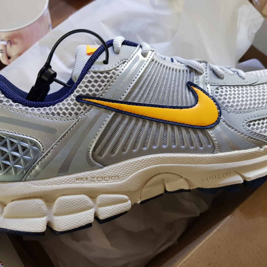 Nike Zoom Vomero 5 Pure Platinum and Laser Orange 착용 스타일 - 1