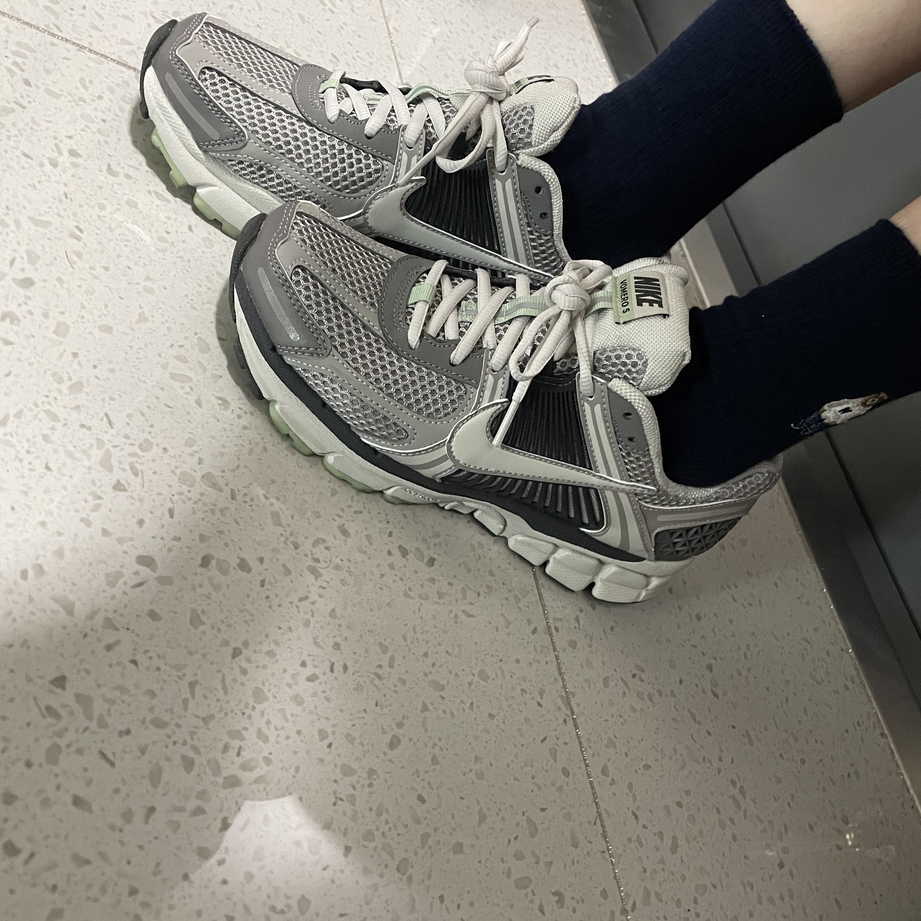 (W) Nike Zoom Vomero 5 Cobblestone and Flat Pewter 착용 스타일 - 3
