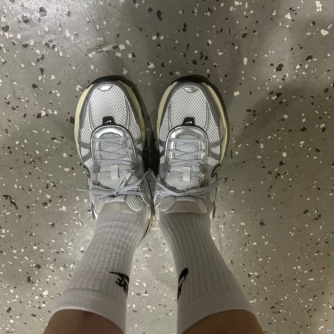 Nike V2K Run Summit White Metallic Silver 착용 스타일 - 1