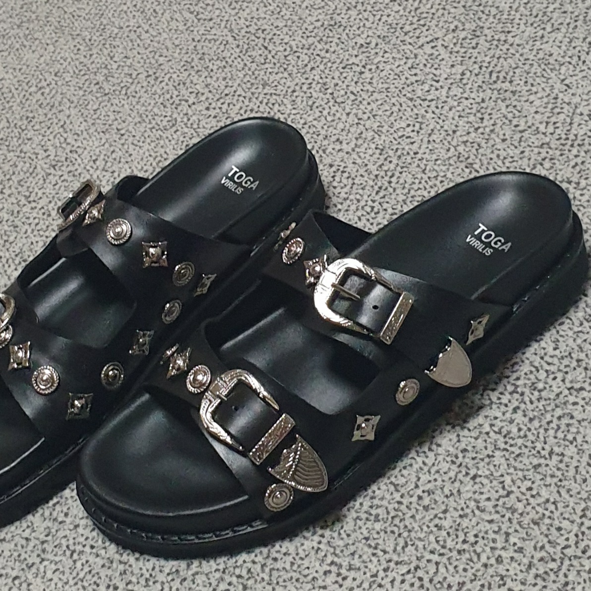 Toga Virilis AJ830 Leather Black 착용 스타일 - 1