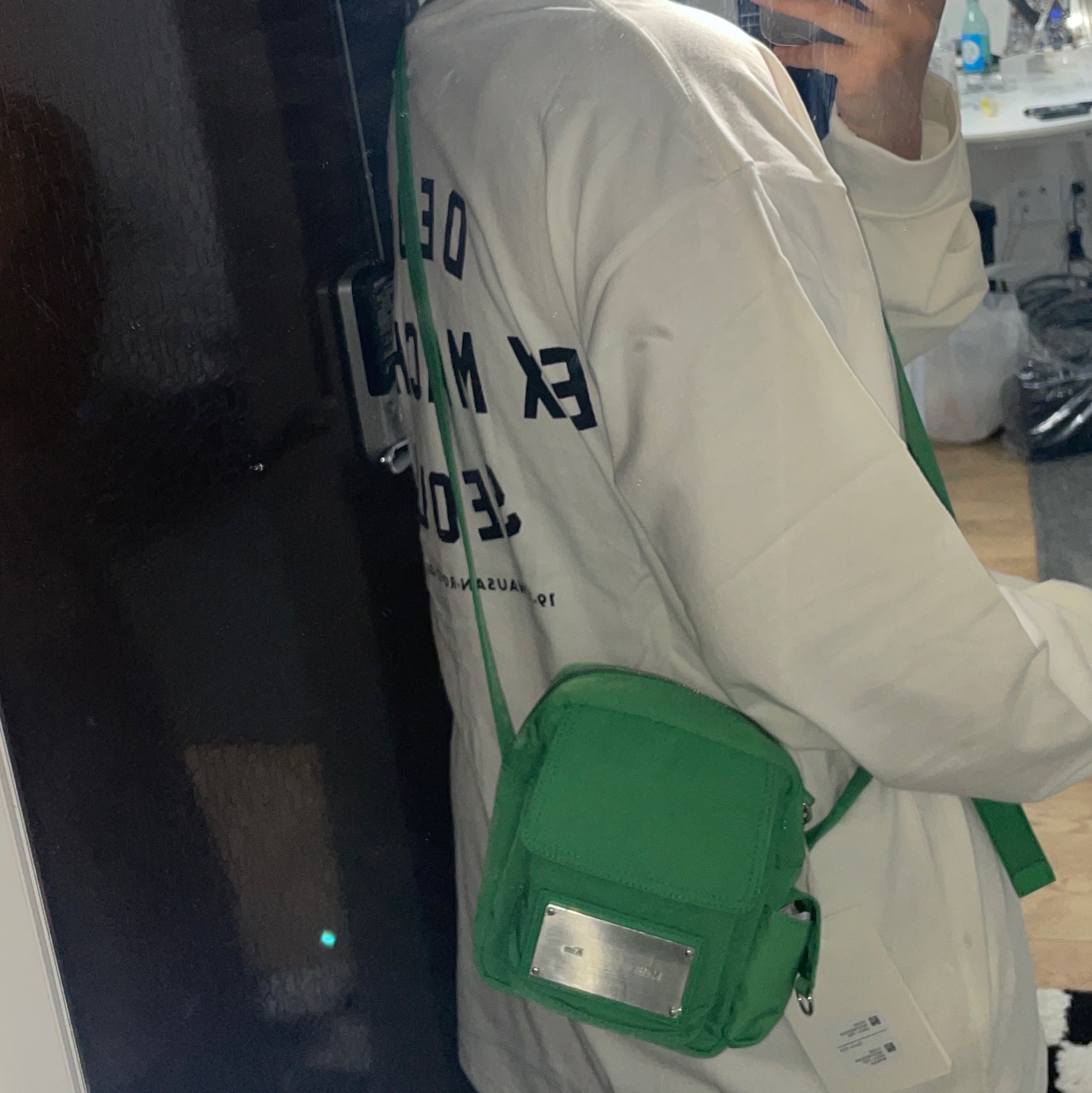 Deus Ex Machina Seoul College Long Sleeve T-Shirt White, Matin Kim Cargo Cross Mini Bag Green 착용 스타일 - 2