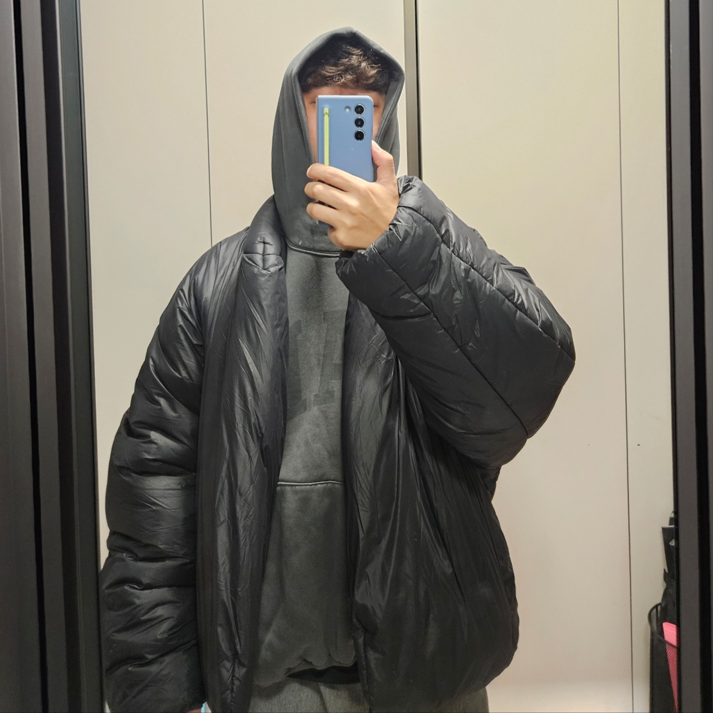 Yeezy Gap Engineered By Balenciaga Round Jacket 2 Black 착용 스타일 - 1