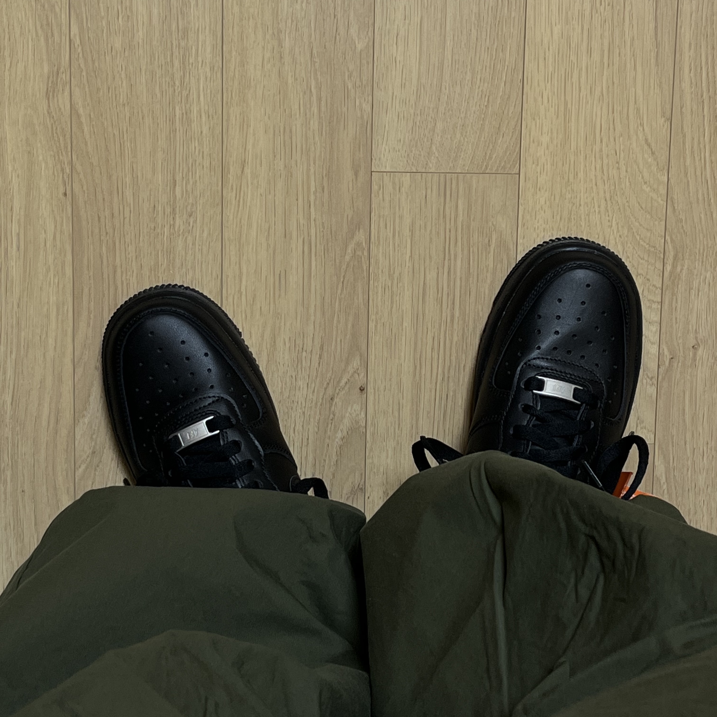 (W) Nike Air Force 1 '07 Low Triple Black 착용 스타일