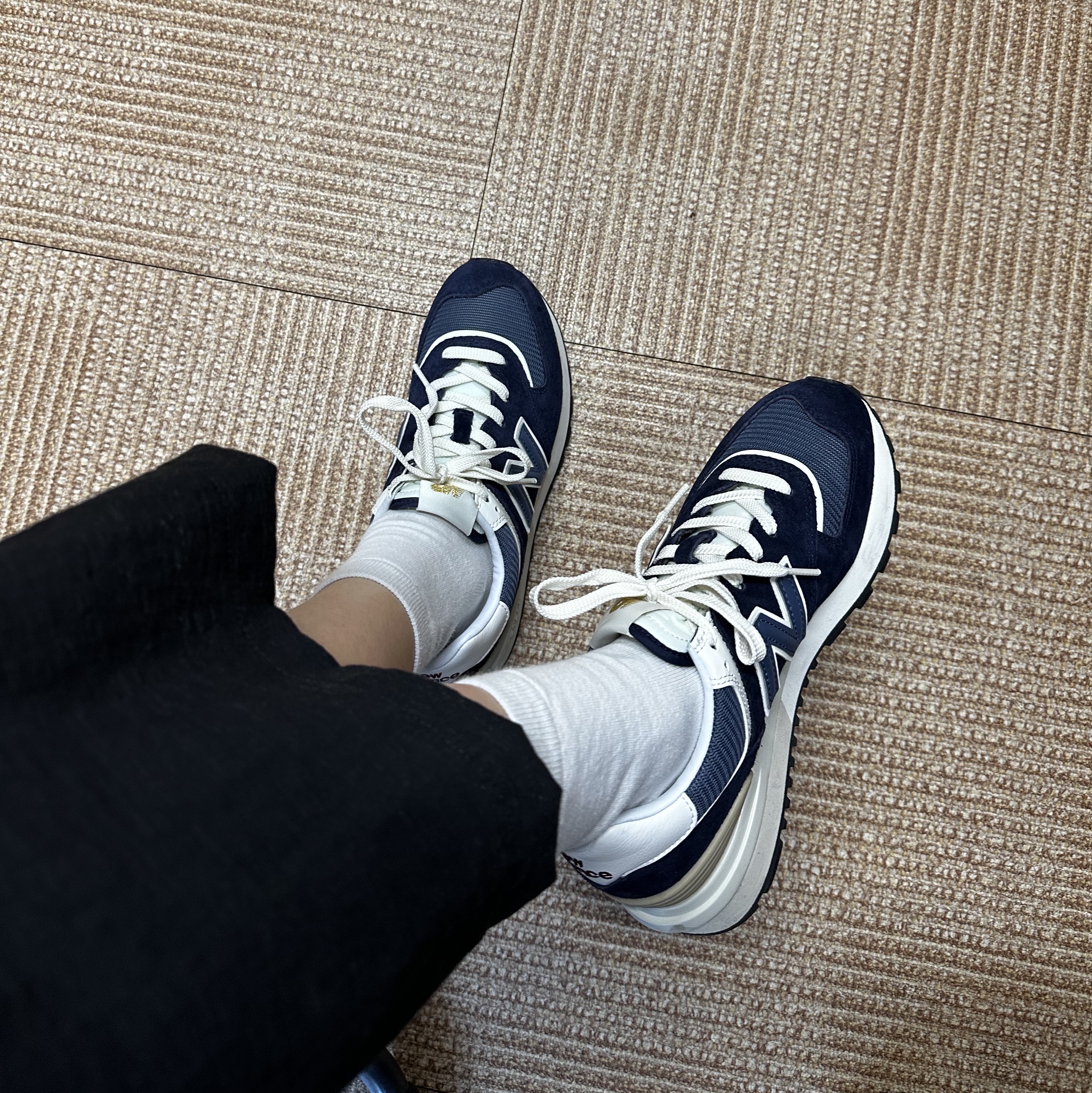New Balance 574 Legacy Navy 착용 스타일 - 2