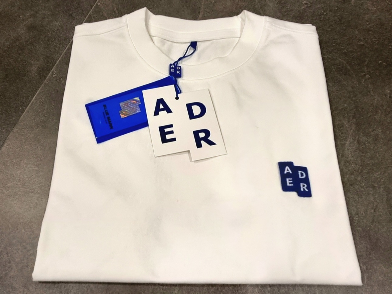 Ader Error Sig; TRS/BL Tag T-Shirt 01 Off White 착용 스타일 - 1