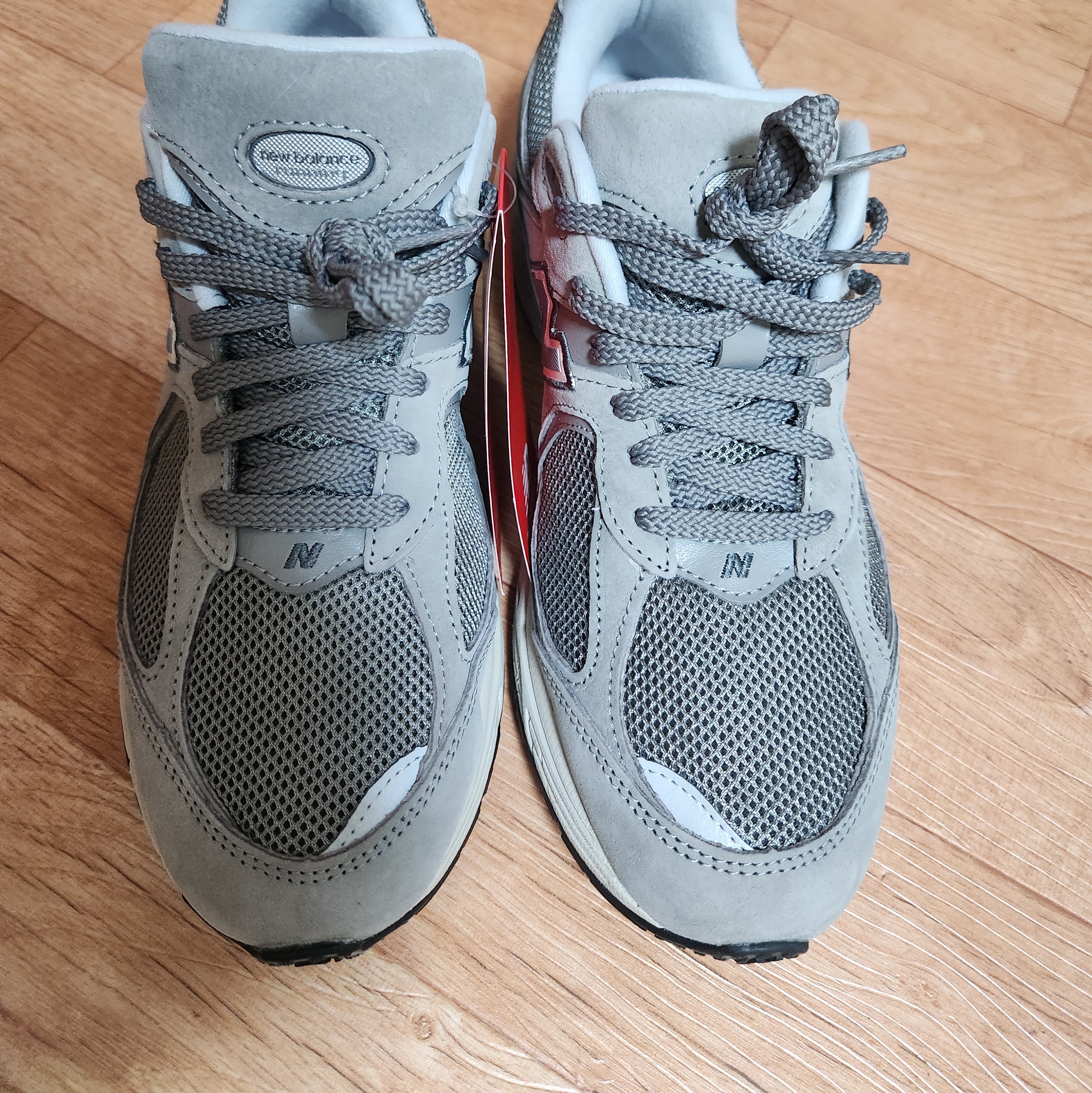 New Balance 2002R Grey 착용 스타일