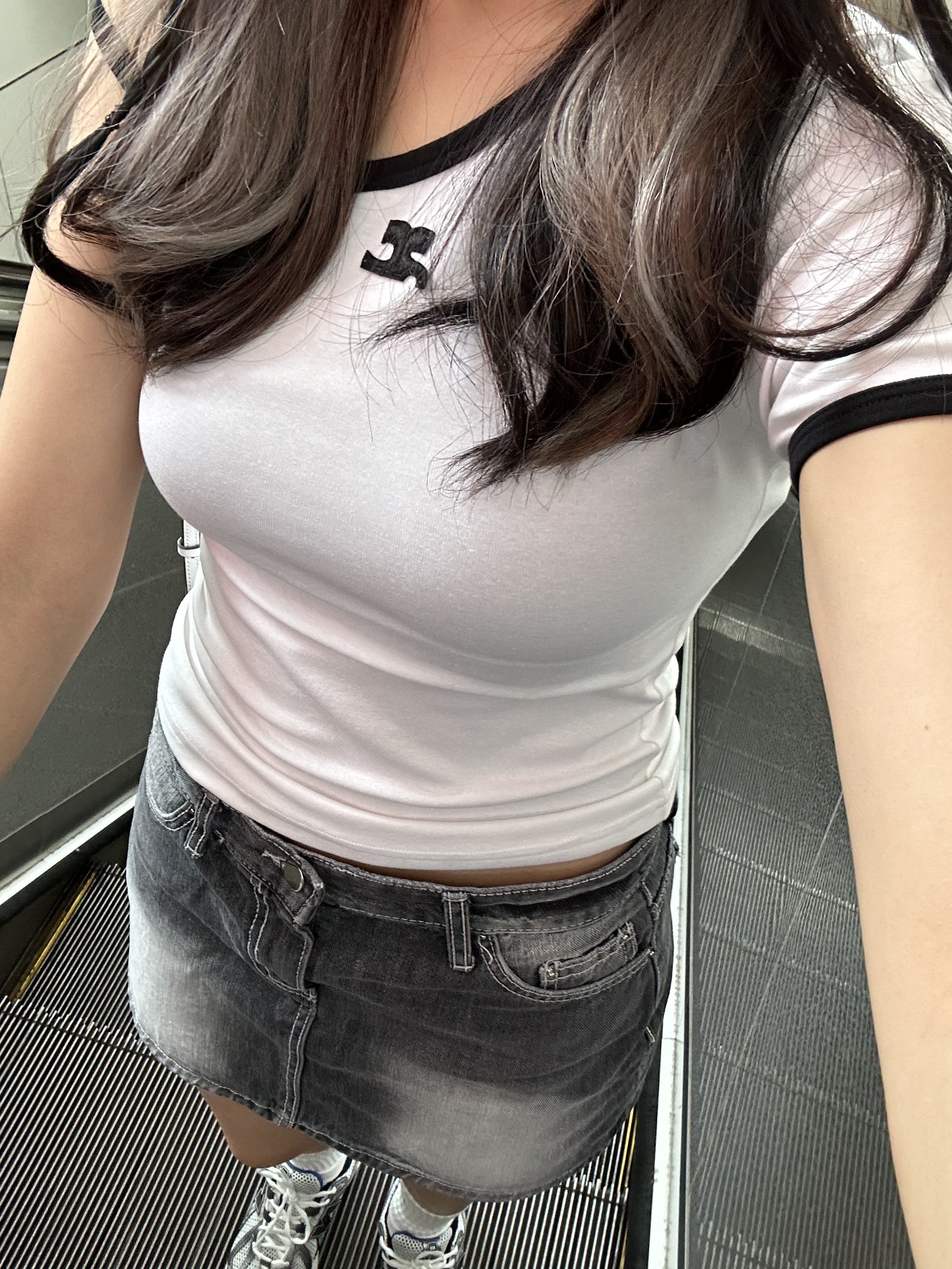 (W) Courreges Asymetric Shortsleeve Heritage White, New Balance 1906R Silver Metallic 착용 스타일 - 1