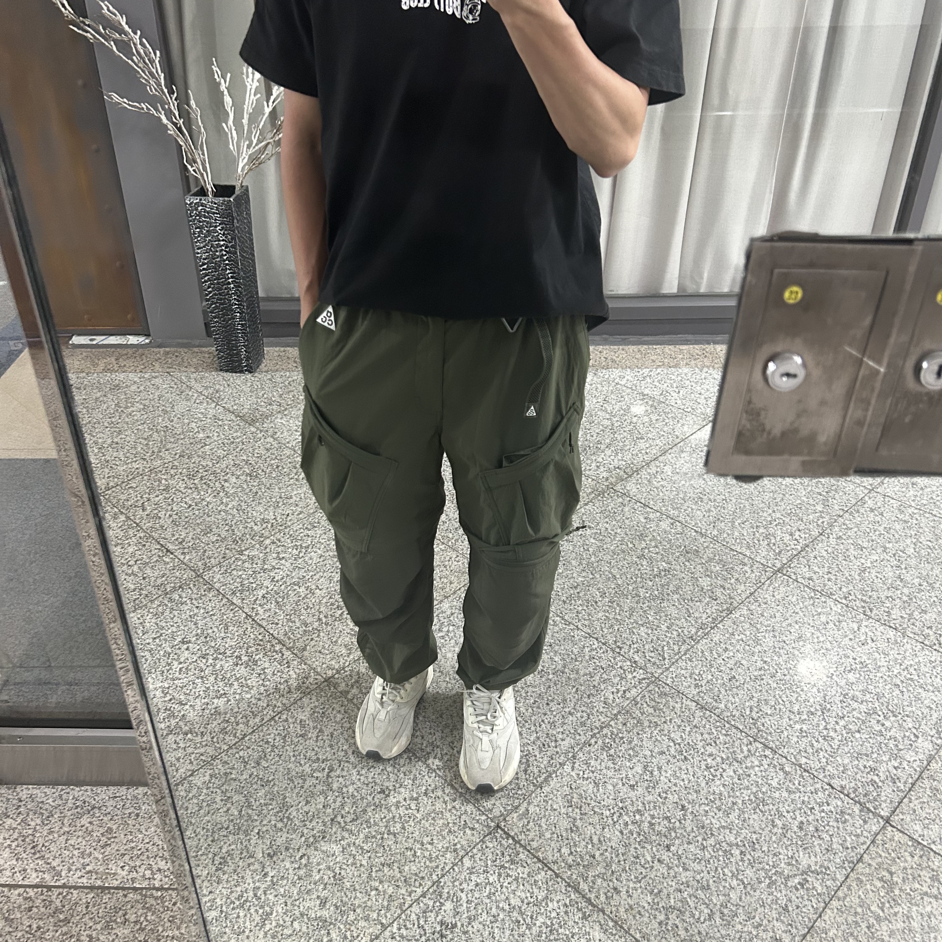 Nike ACG Smith Summit Cargo Pants Cargo Khaki - US/EU, Adidas Yeezy Boost 700 Analog 2022/2023 착용 스타일 - 1