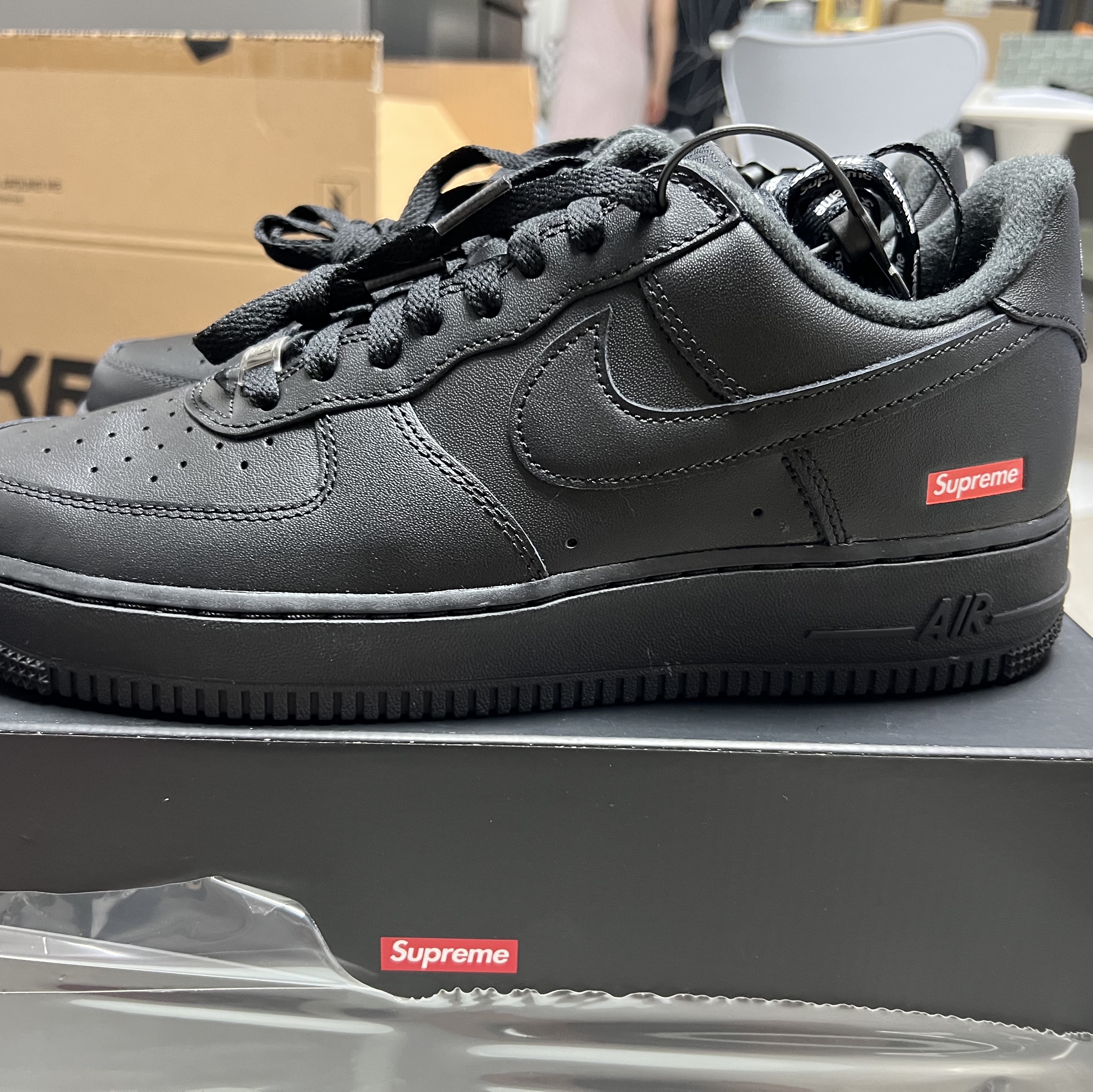 Nike x Supreme Air Force 1 Low Black 착용 스타일 - 1